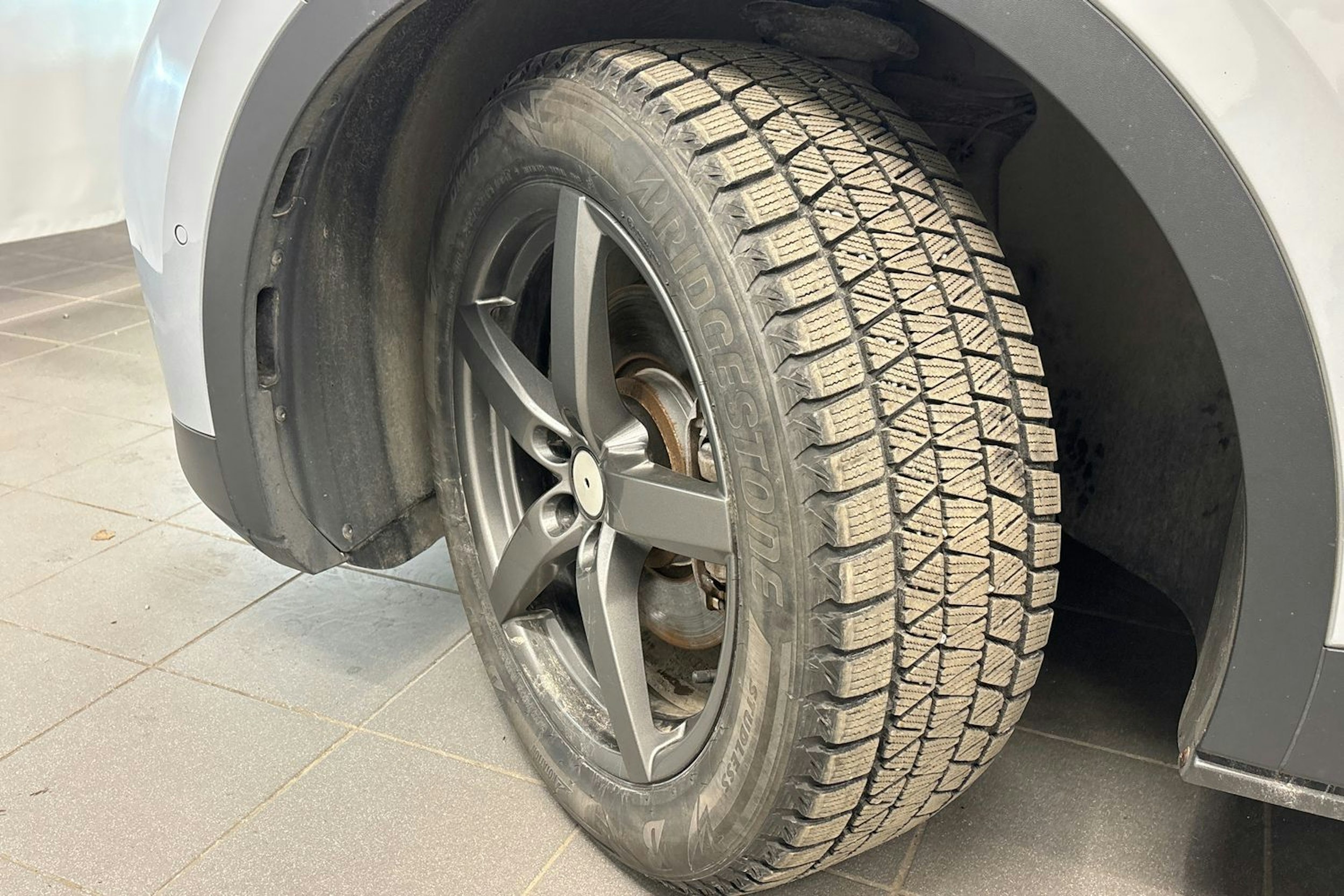 harmaa Volkswagen ID.4 2022 kuva 13.