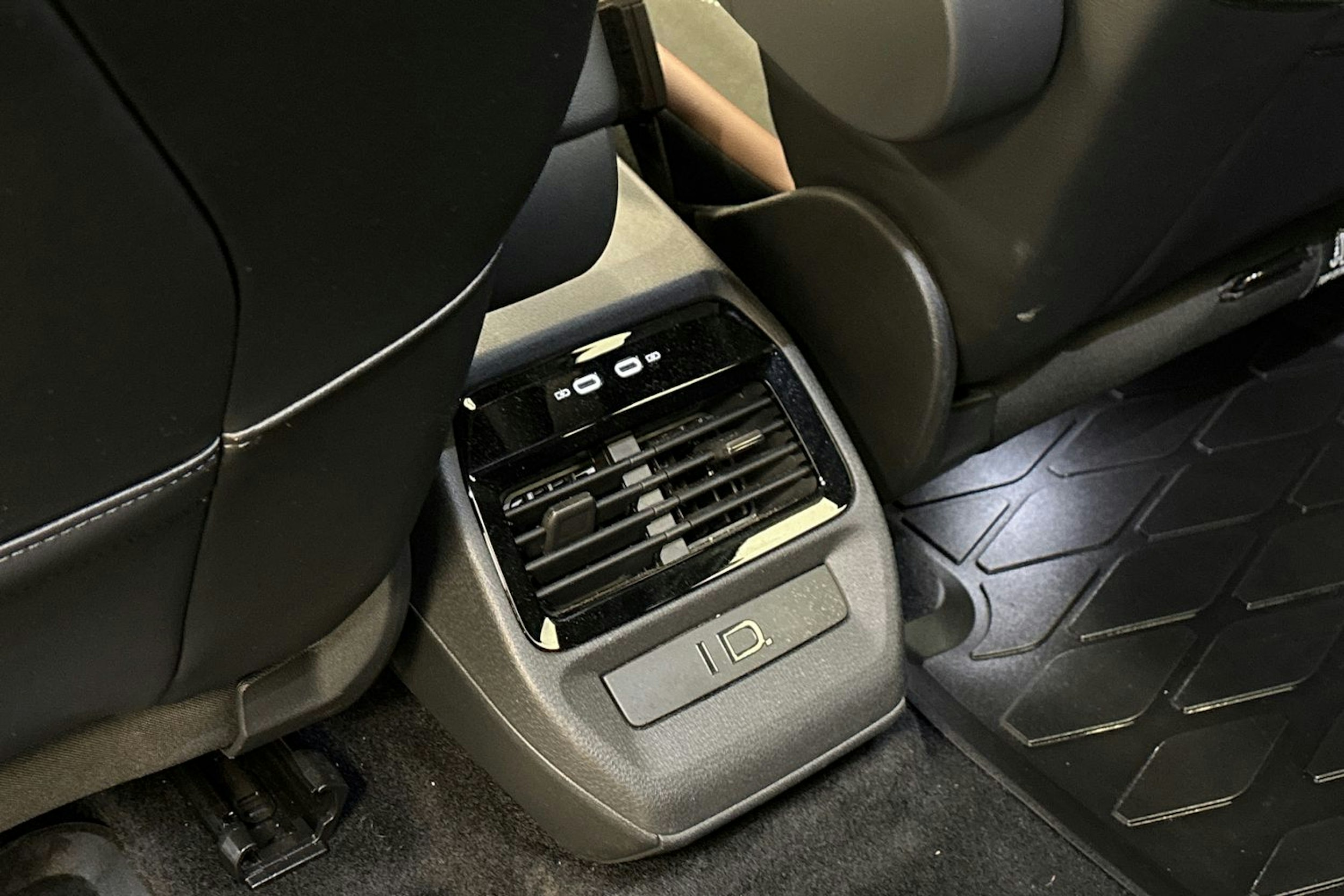 harmaa Volkswagen ID.4 2022 kuva 17.