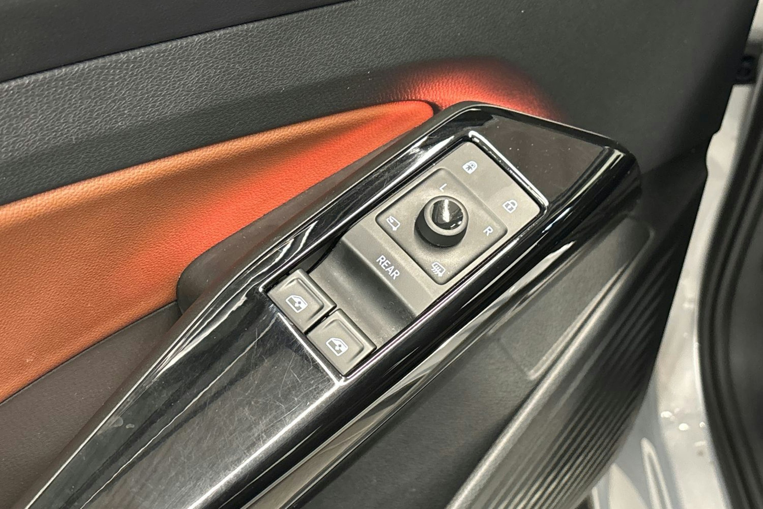 harmaa Volkswagen ID.4 2022 kuva 18.