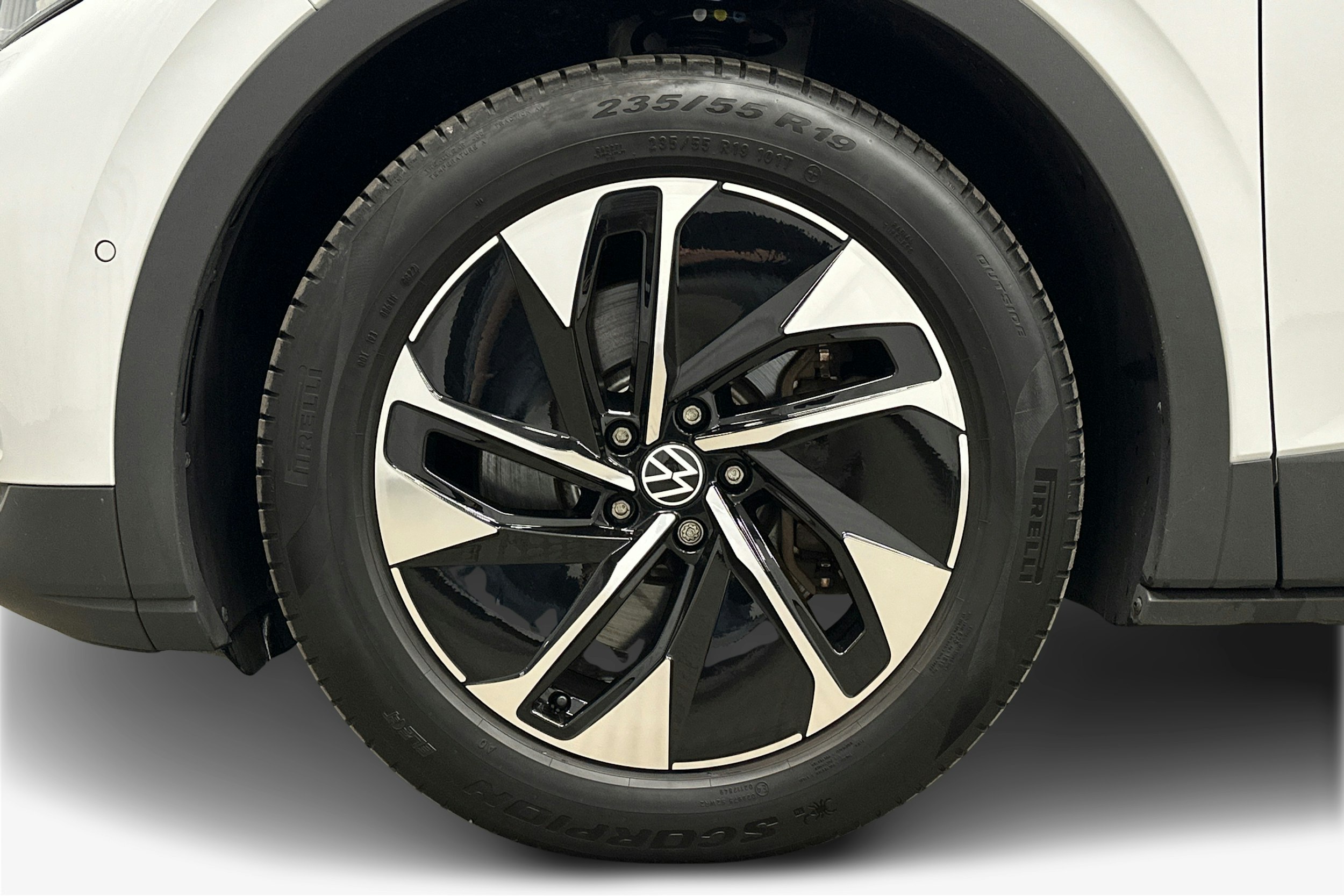 valkoinen Volkswagen ID.4 2022 kuva 11.