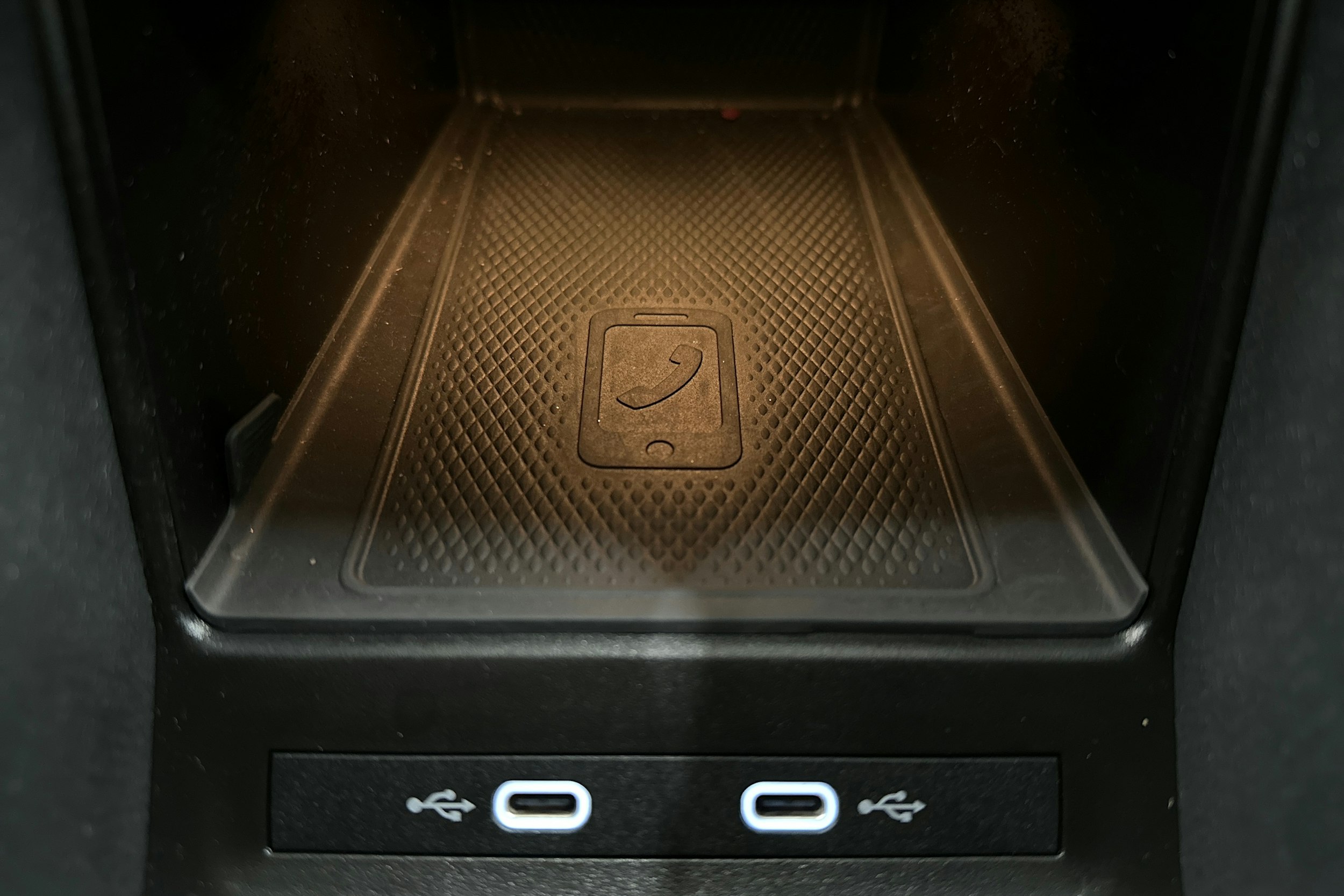valkoinen Volkswagen ID.4 2022 kuva 27.
