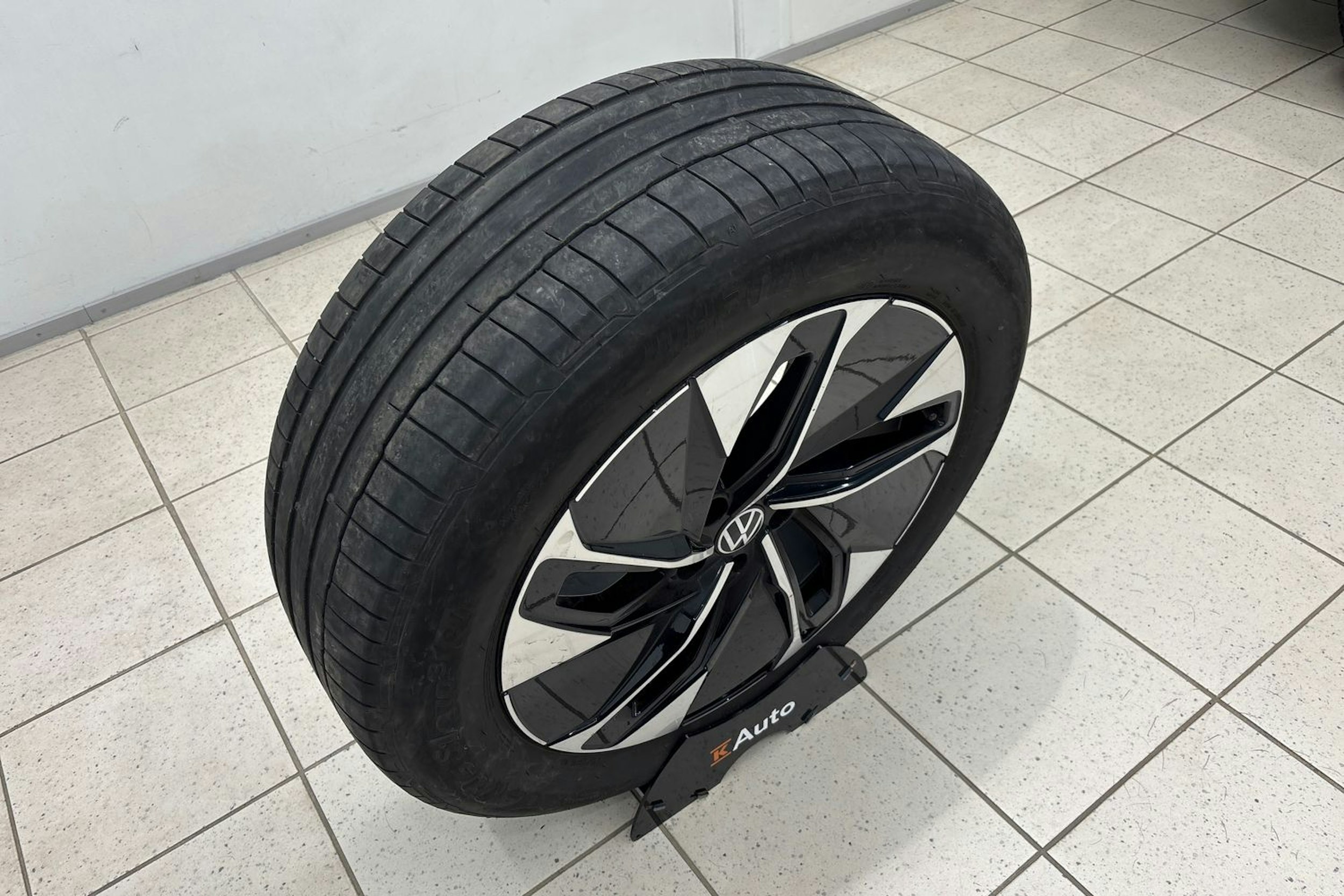 harmaa Volkswagen ID.4 2022 kuva 13.