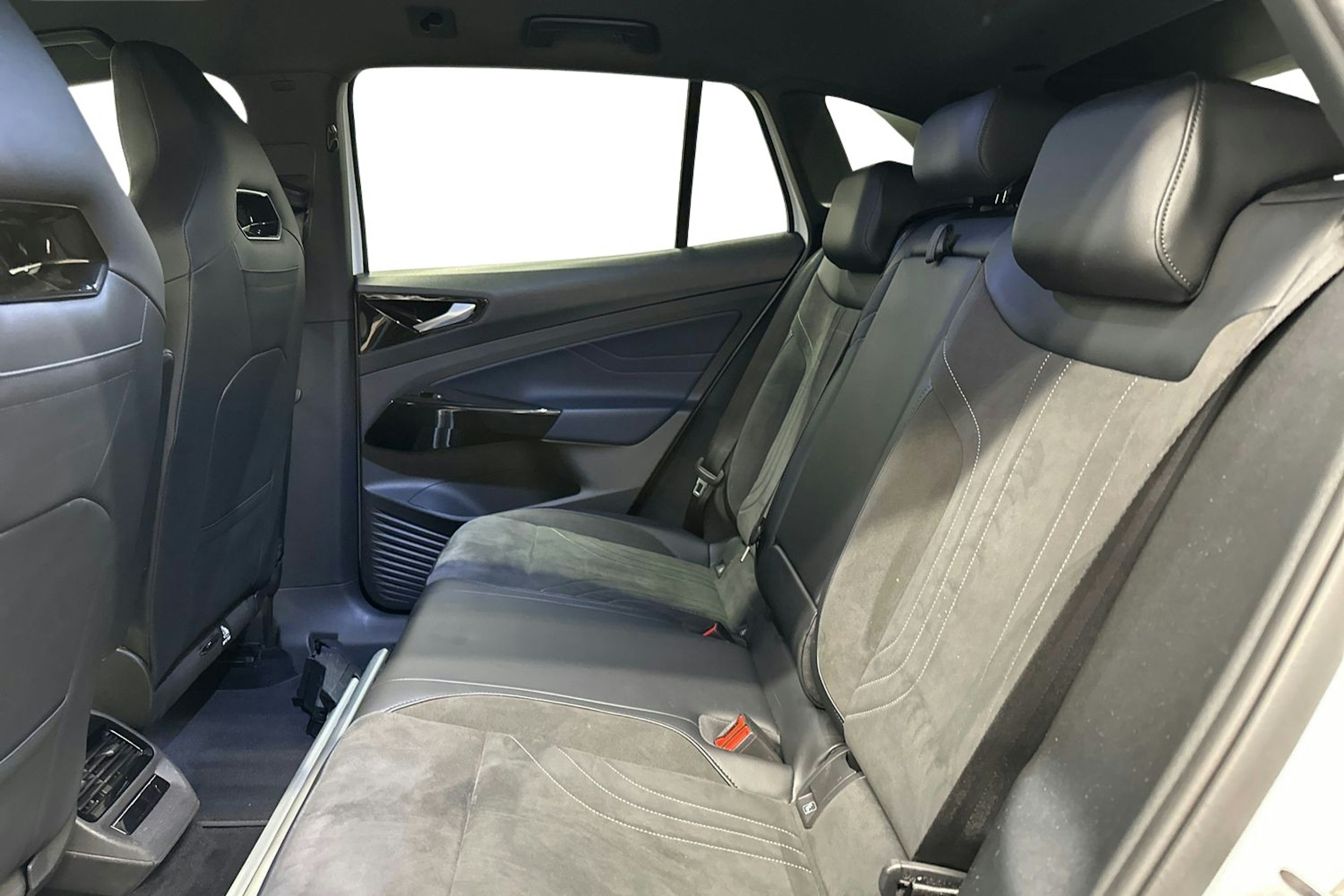 valkoinen Volkswagen ID.4 2022 kuva 10.