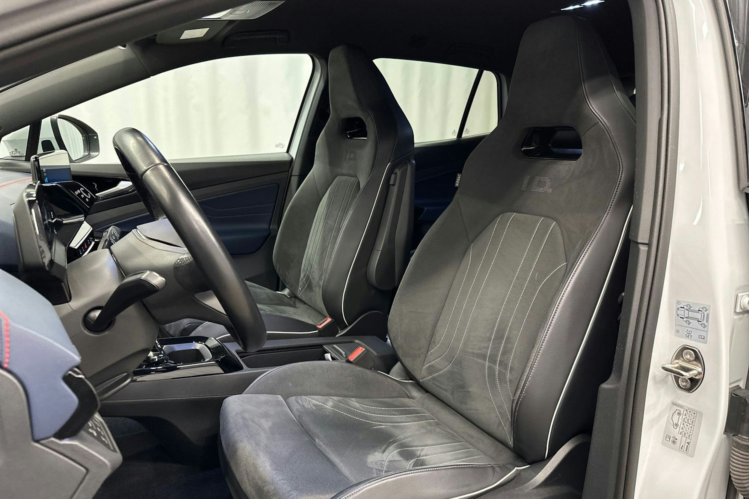 valkoinen Volkswagen ID.4 2022 kuva 29.