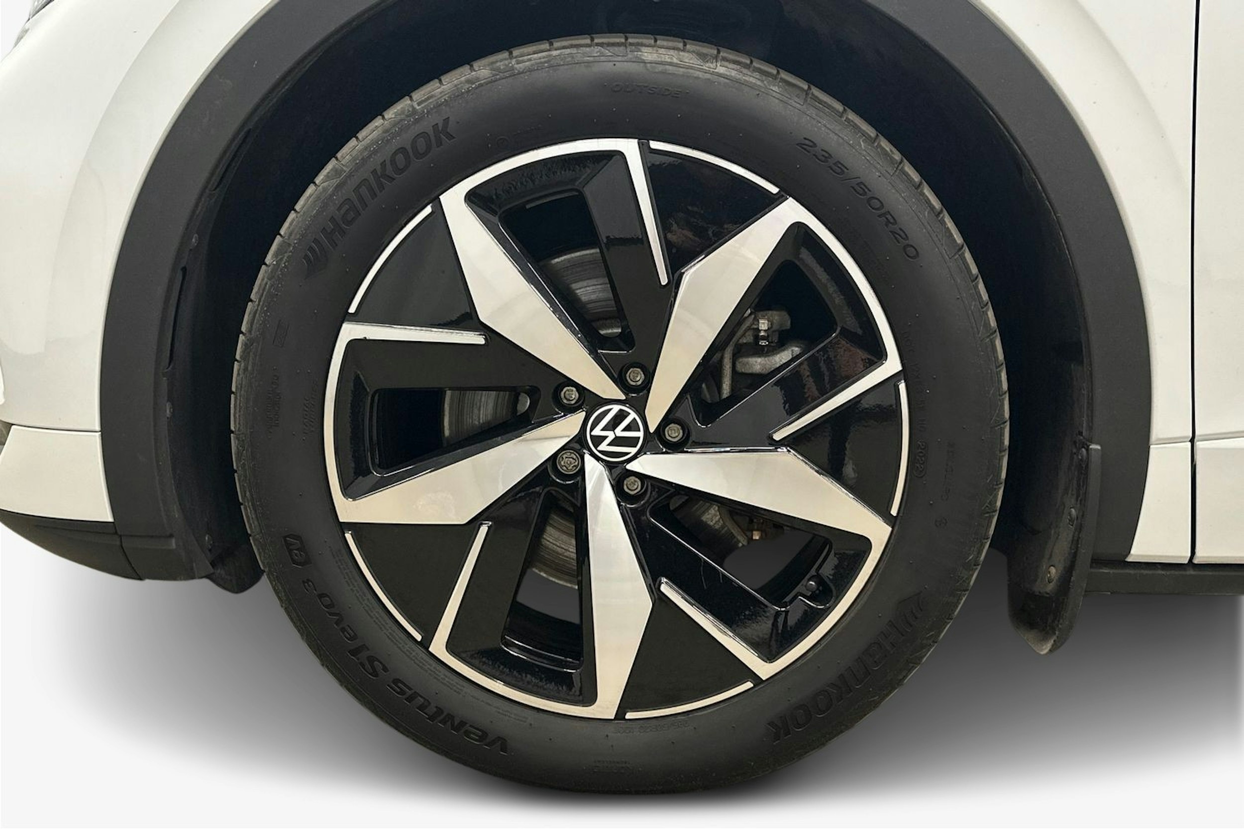 valkoinen Volkswagen ID.4 2022 kuva 11.