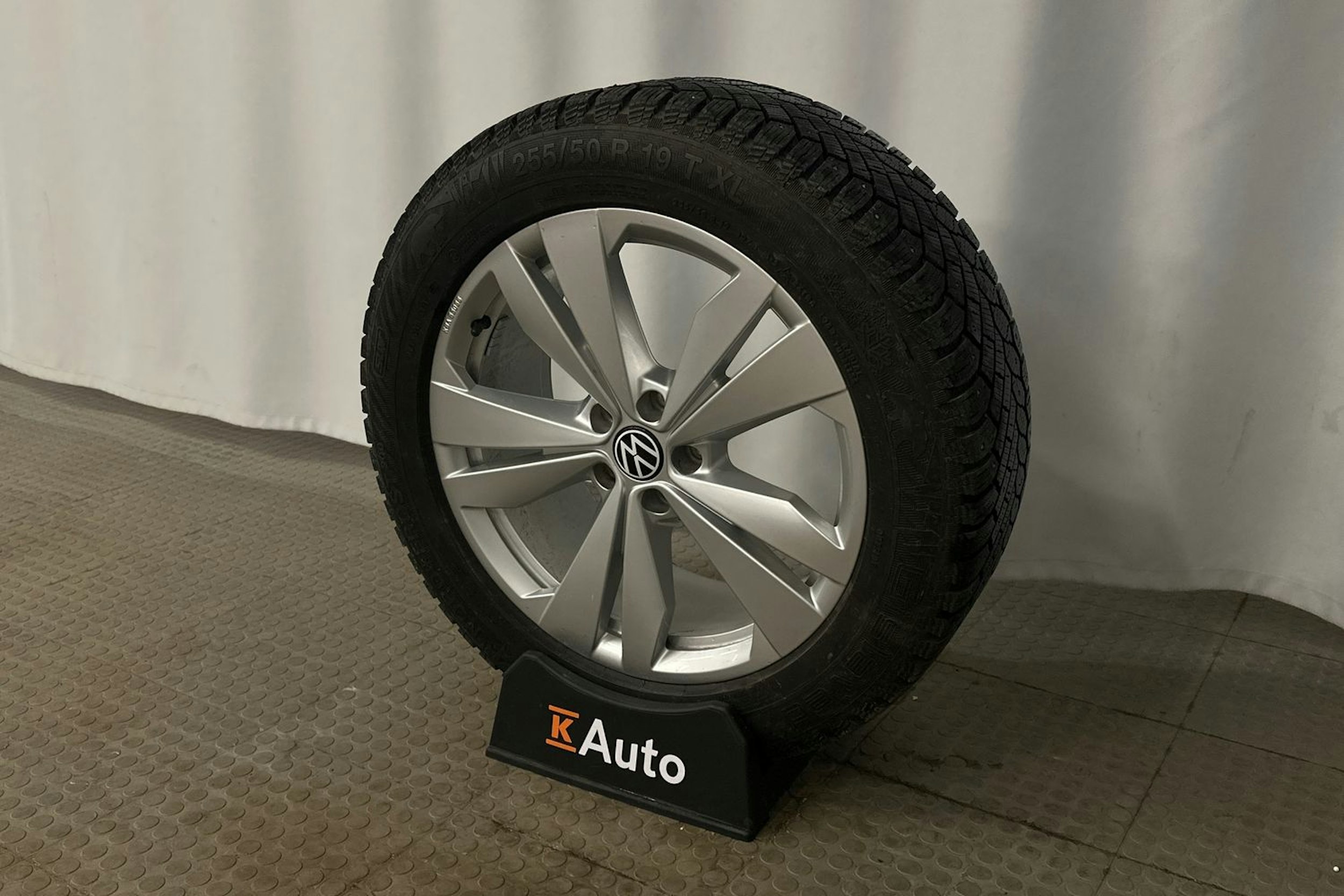 valkoinen Volkswagen ID.4 2022 kuva 13.