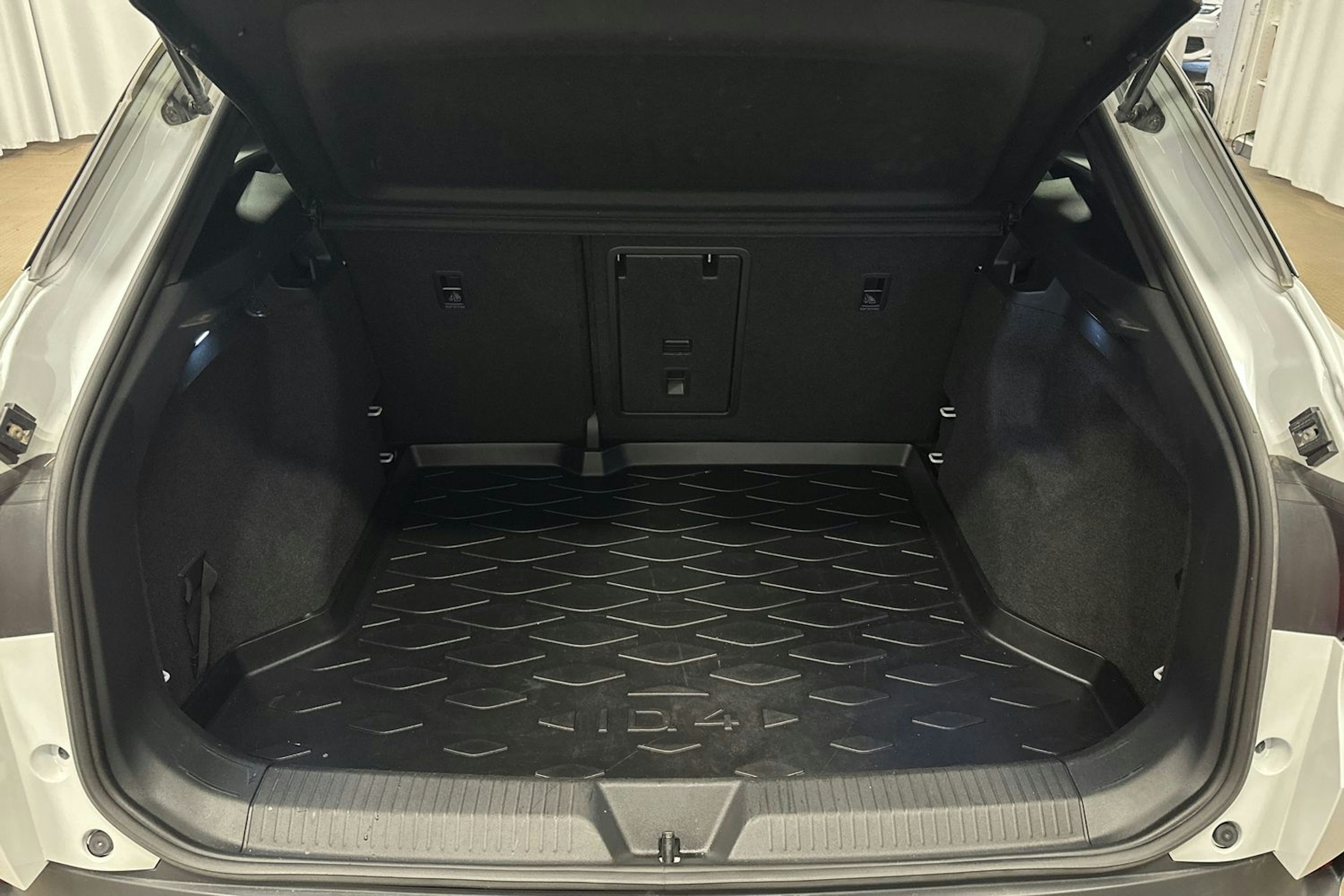 valkoinen Volkswagen ID.4 2022 kuva 14.
