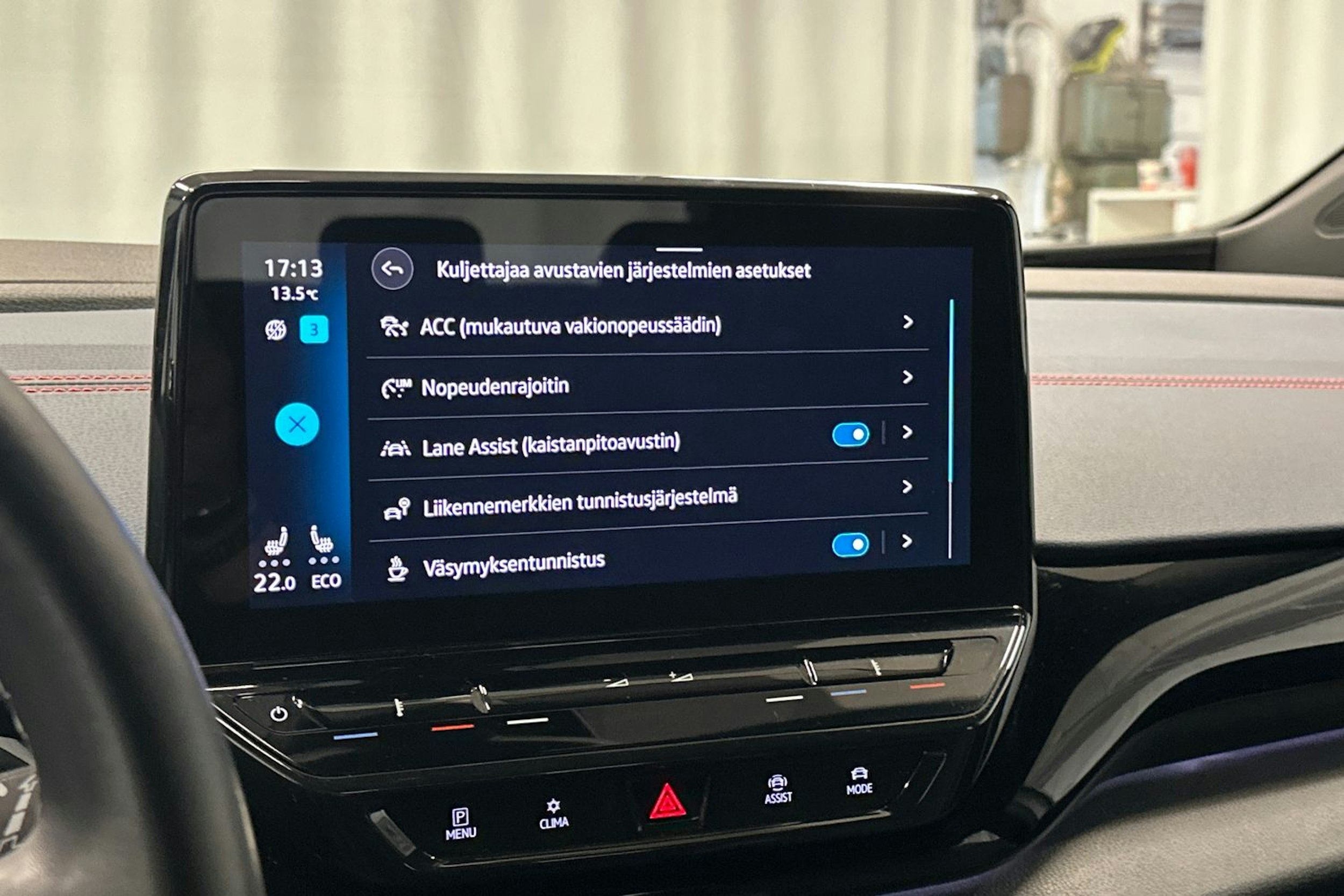 valkoinen Volkswagen ID.4 2022 kuva 24.