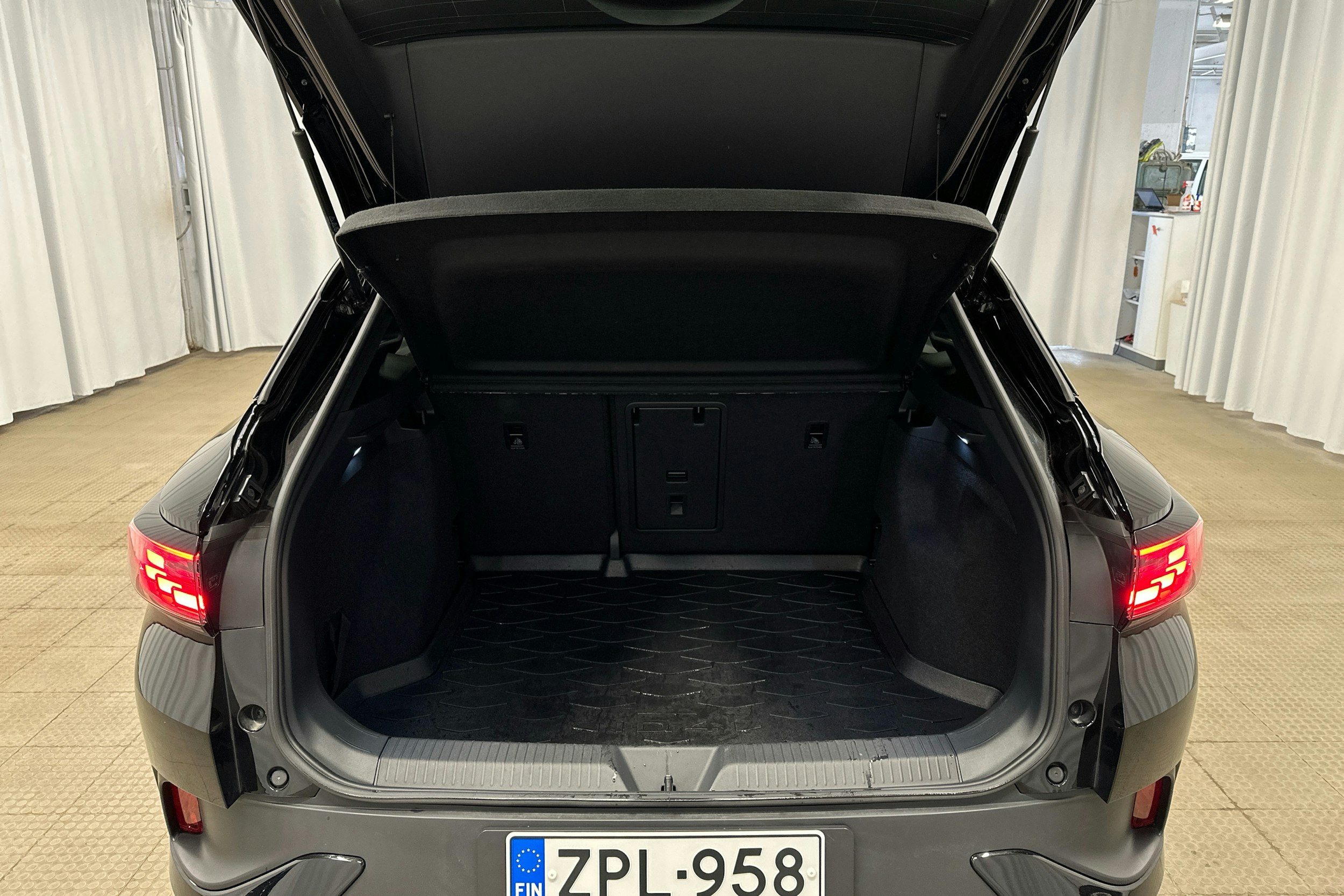 musta Volkswagen ID.4 2022 kuva 21.