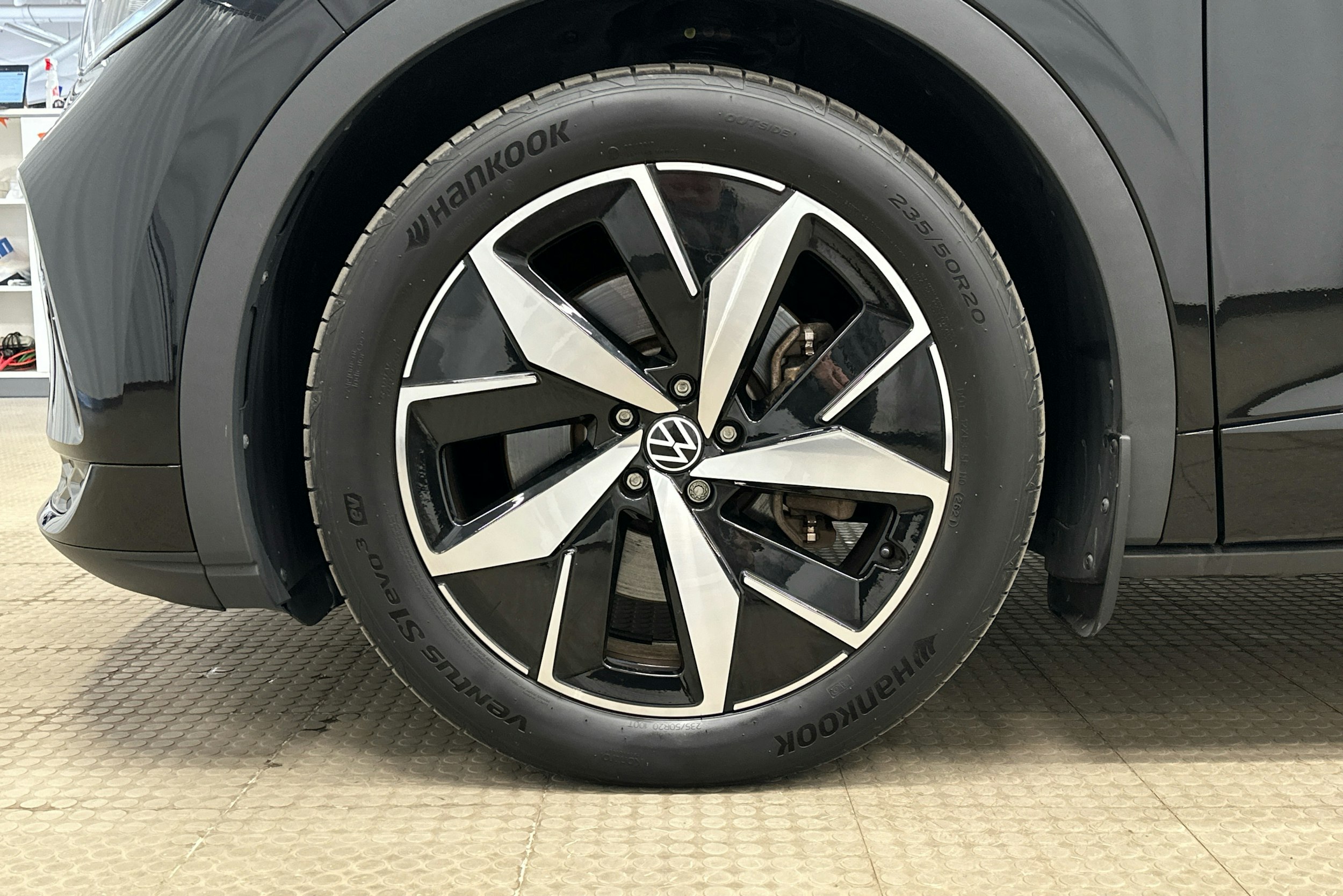 musta Volkswagen ID.4 2022 kuva 22.