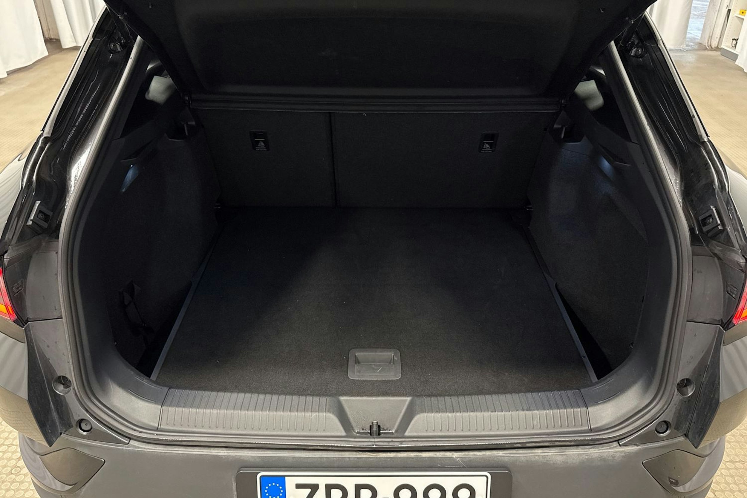 harmaa Volkswagen ID.4 2022 kuva 24.