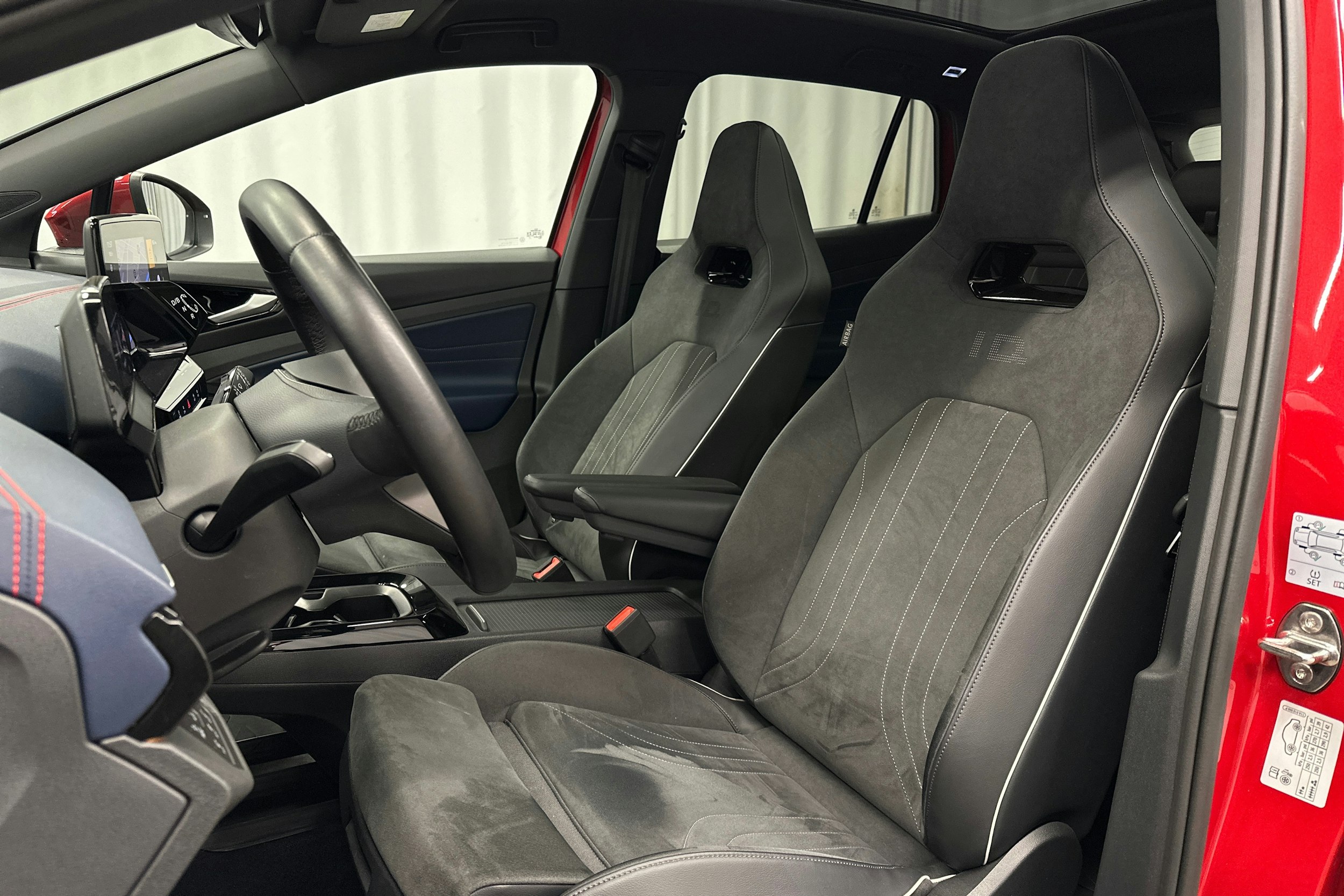 punainen Volkswagen ID.4 2022 kuva 14.