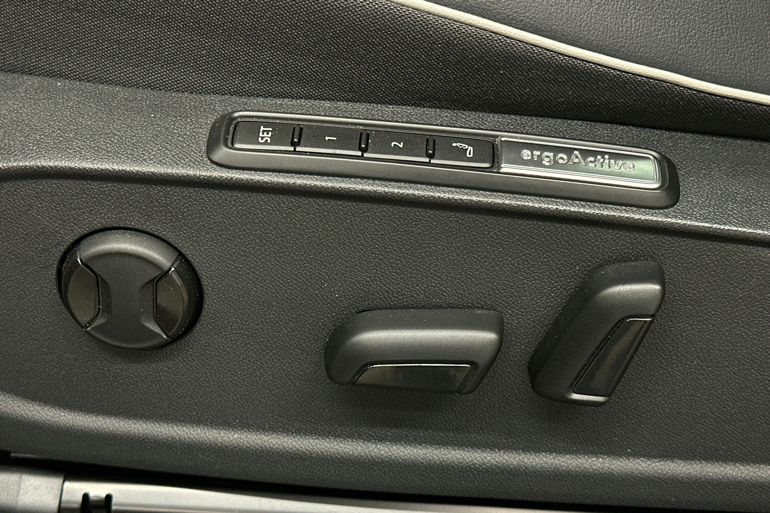punainen Volkswagen ID.4 2022 kuva 15.