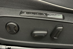 punainen Volkswagen ID.4 2022 kuva 15.