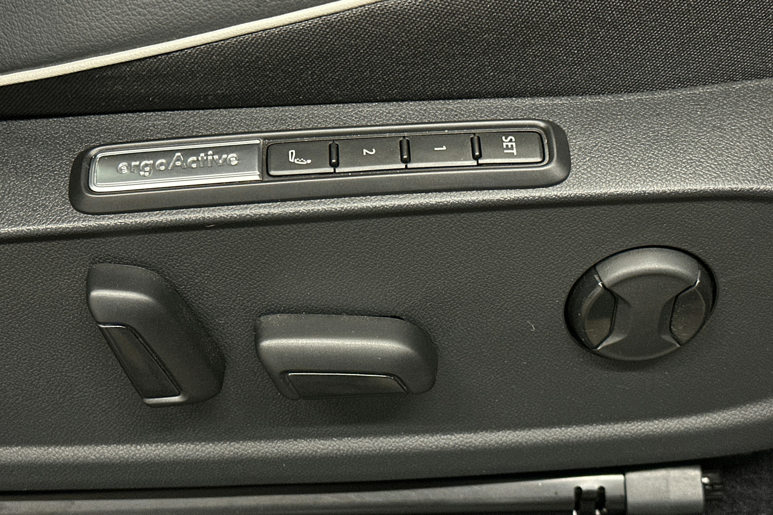 punainen Volkswagen ID.4 2022 kuva 16.