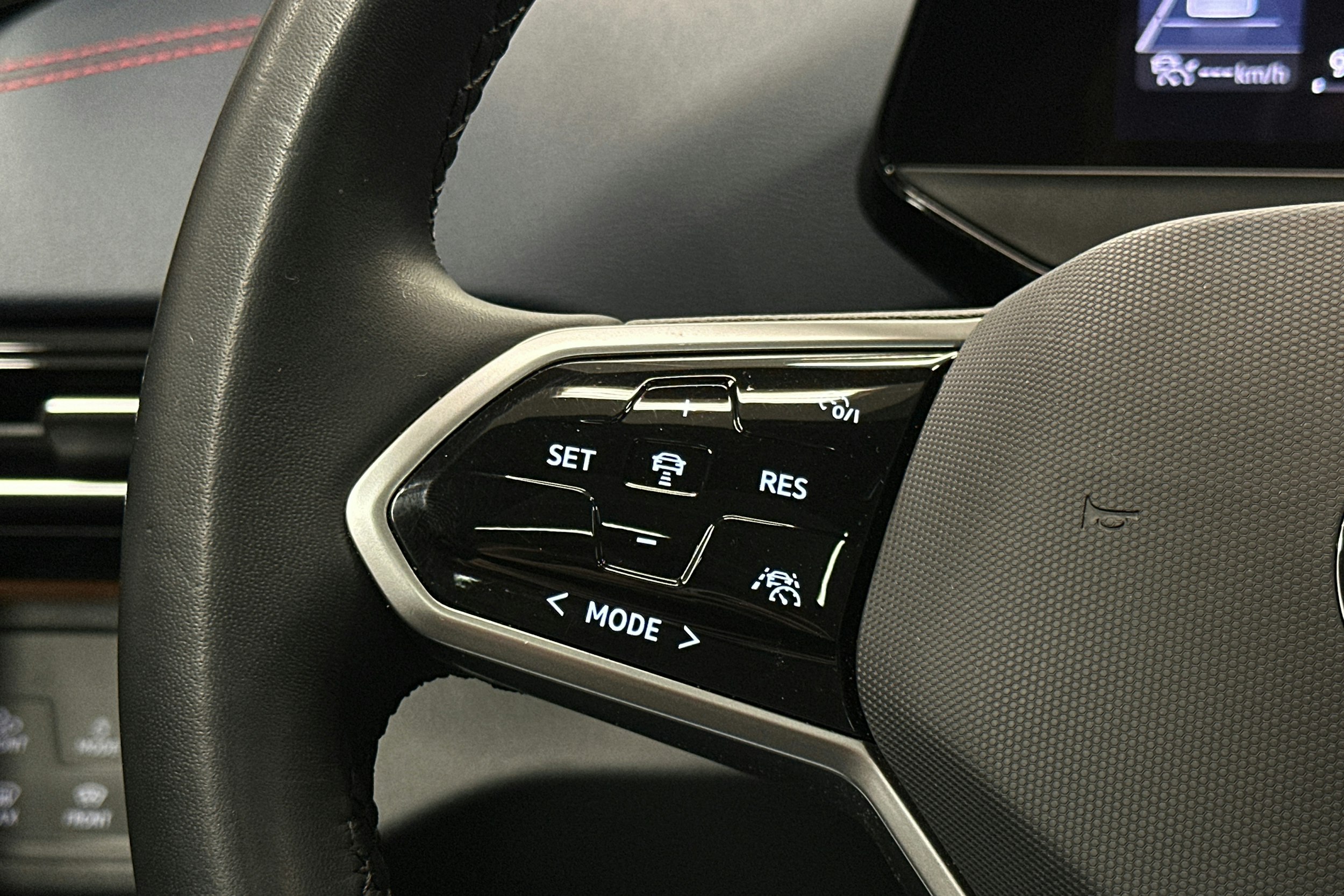 punainen Volkswagen ID.4 2022 kuva 18.