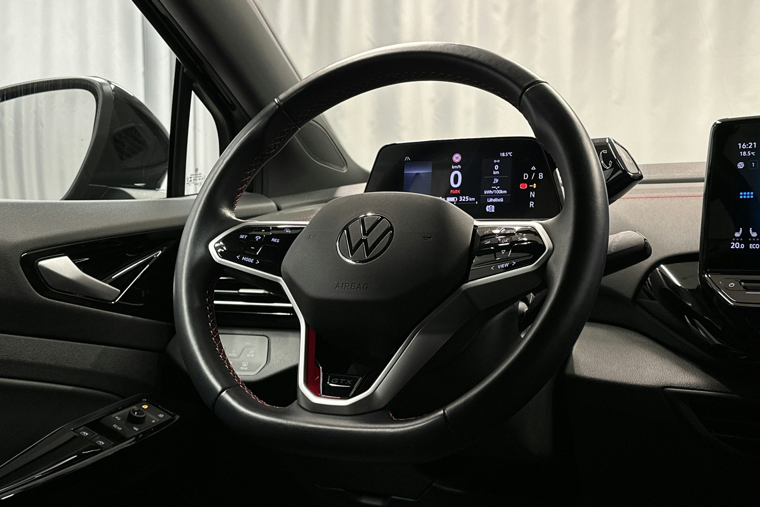 musta Volkswagen ID.4 2022 kuva 13.