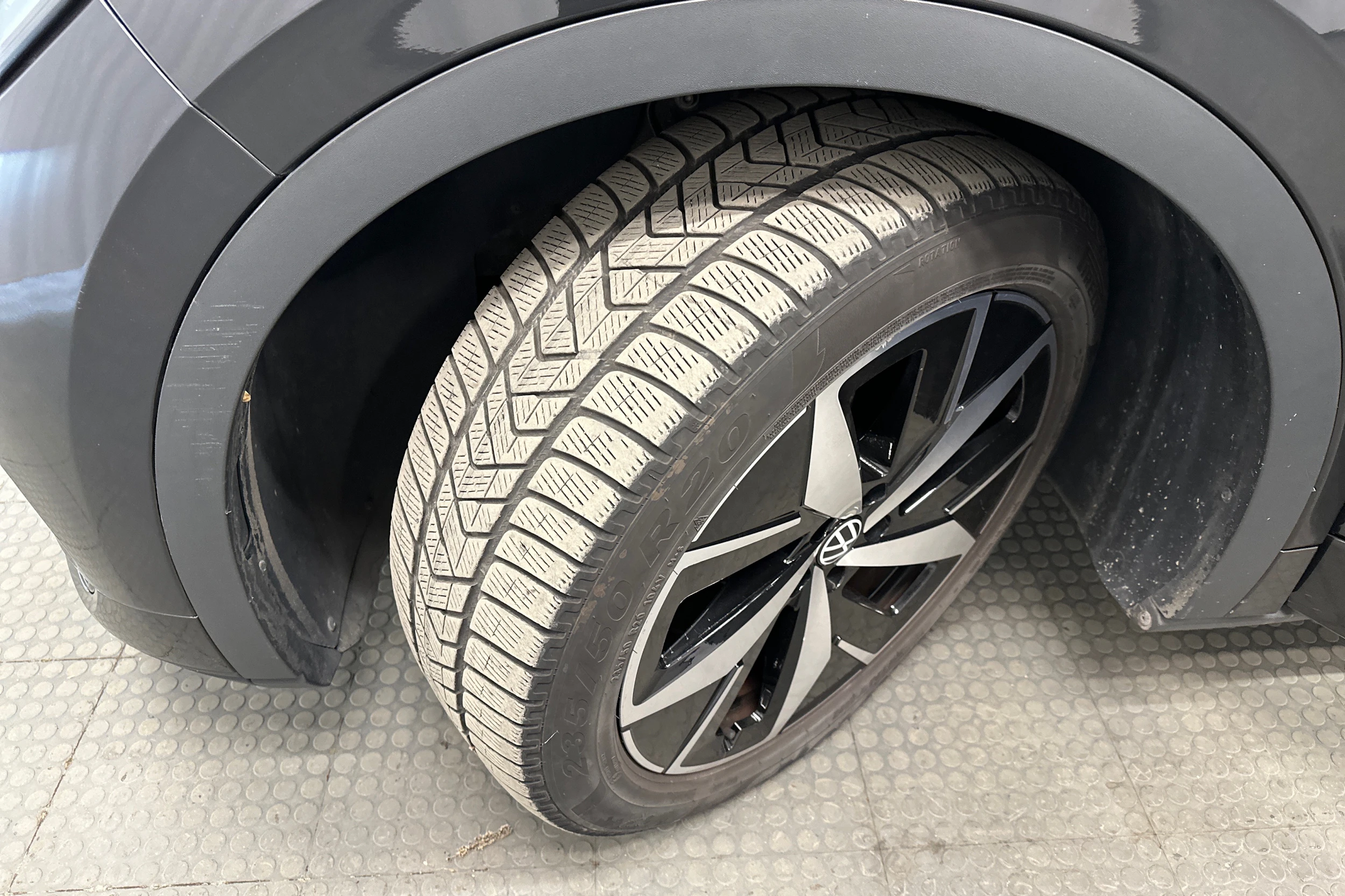 musta Volkswagen ID.4 2022 kuva 13.