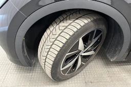 musta Volkswagen ID.4 2022 kuva 13.