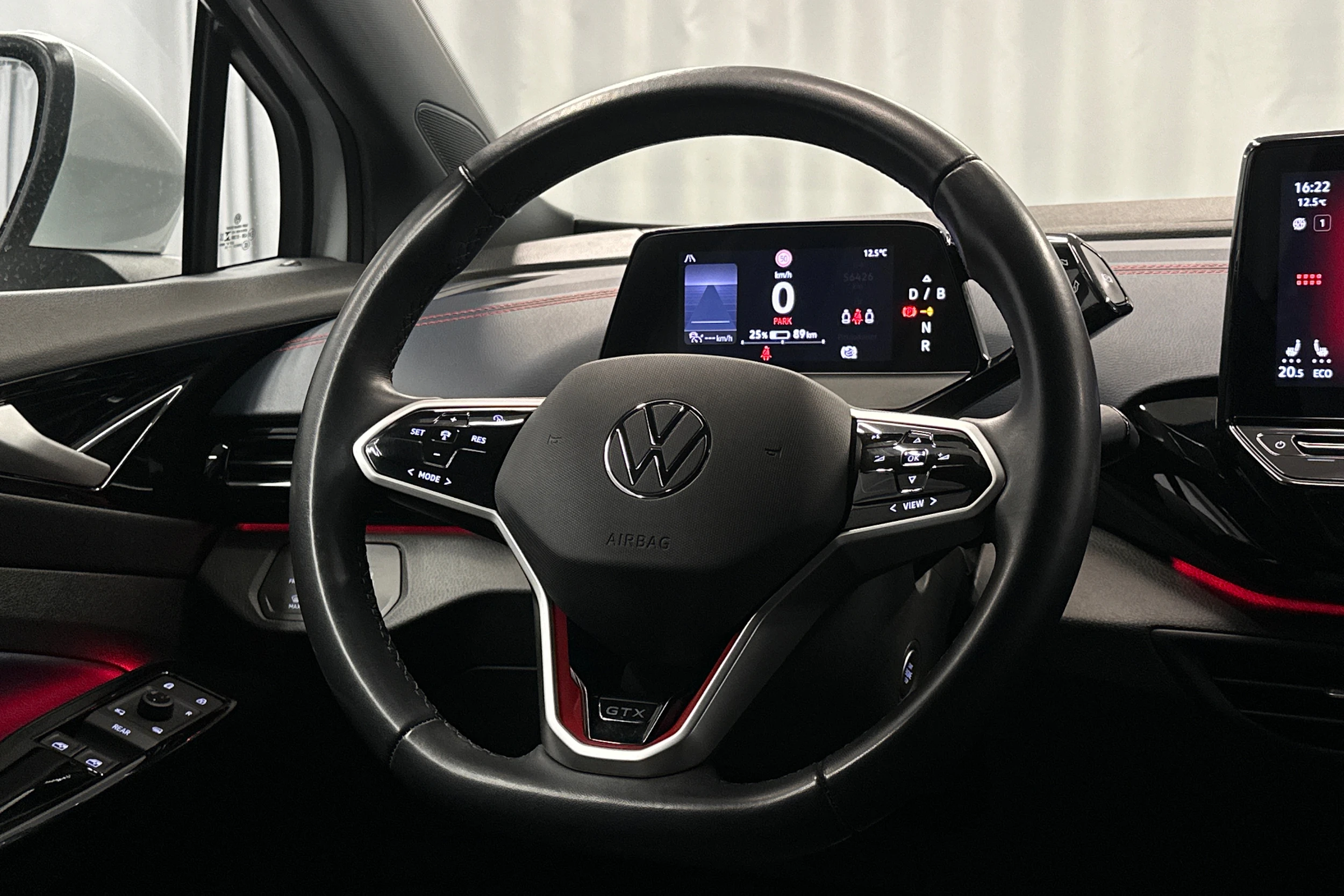 valkoinen Volkswagen ID.4 2022 kuva 15.