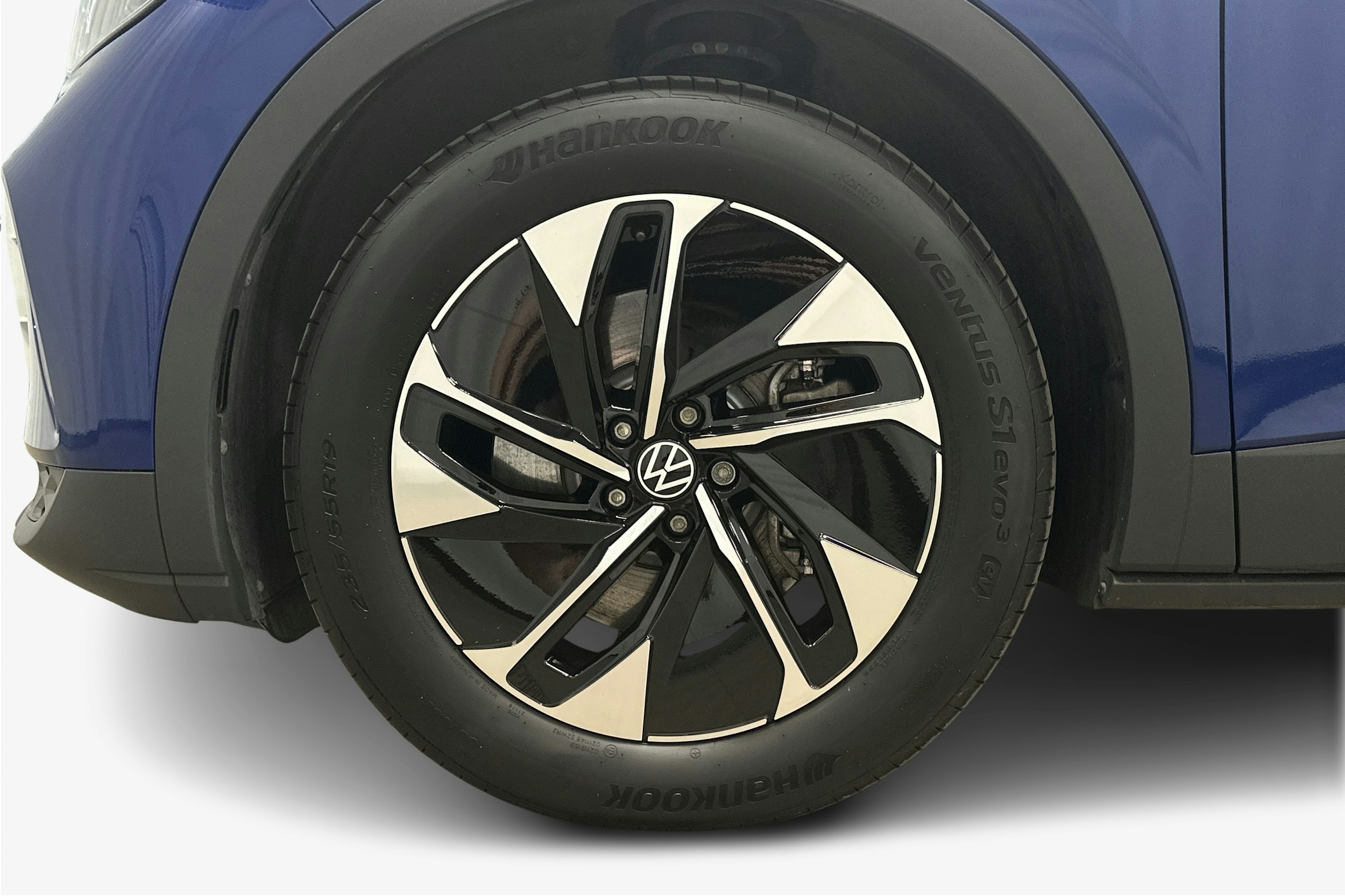 sininen Volkswagen ID.4 2023 kuva 11.