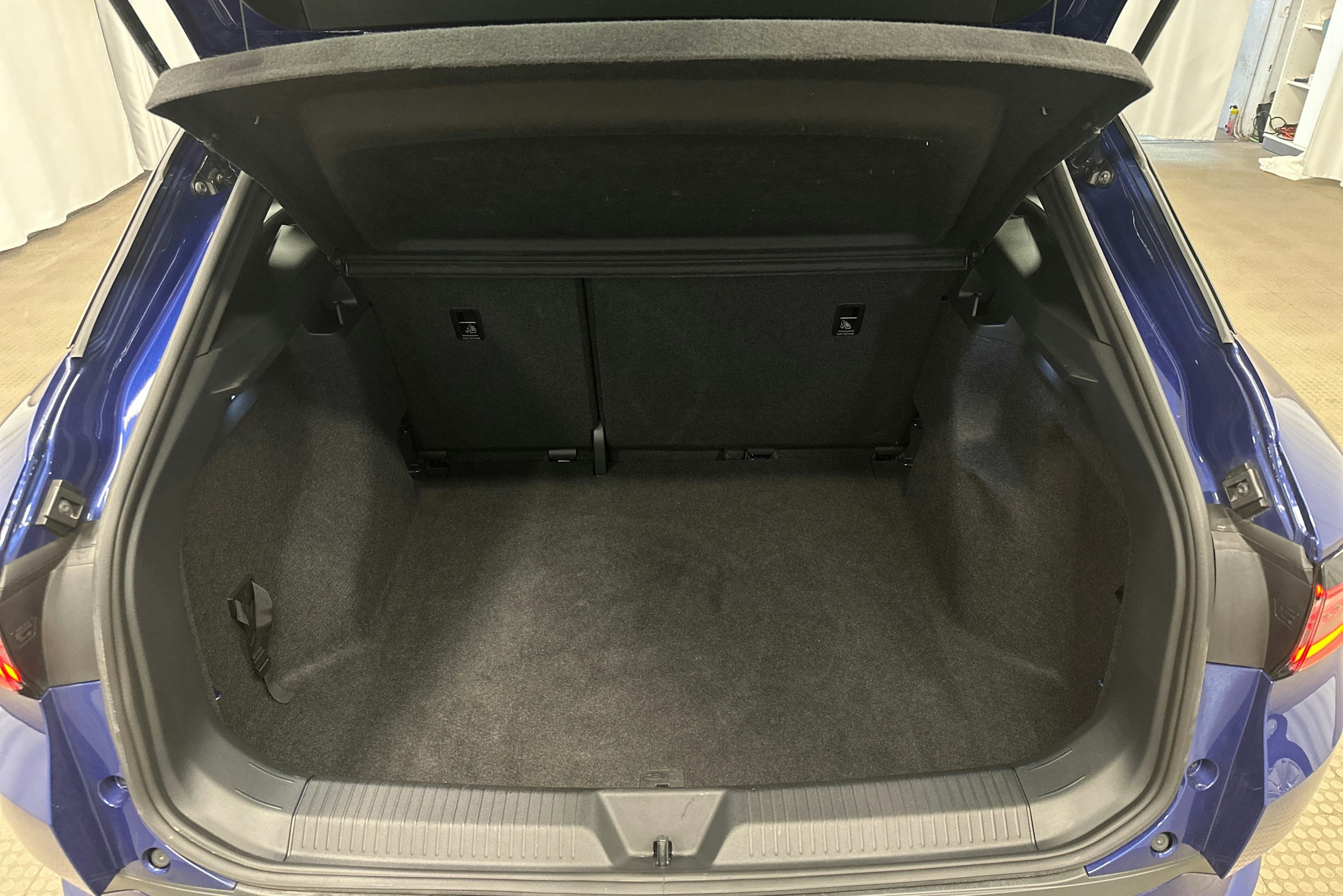 sininen Volkswagen ID.4 2023 kuva 14.