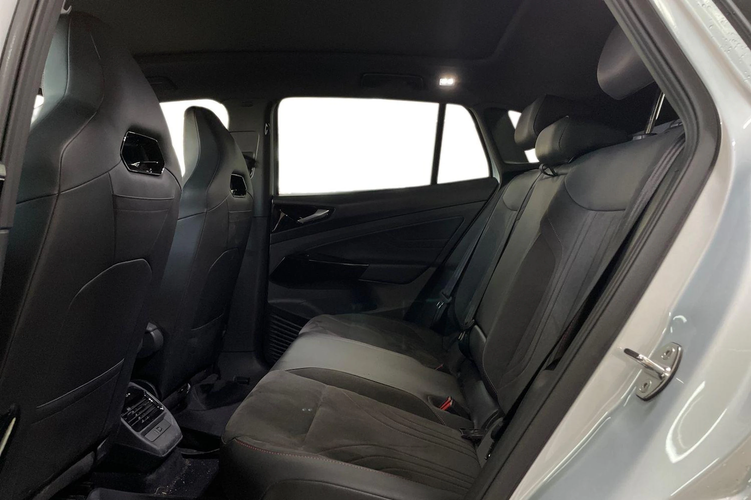 Harmaa Volkswagen ID.4 2023 kuva 7.