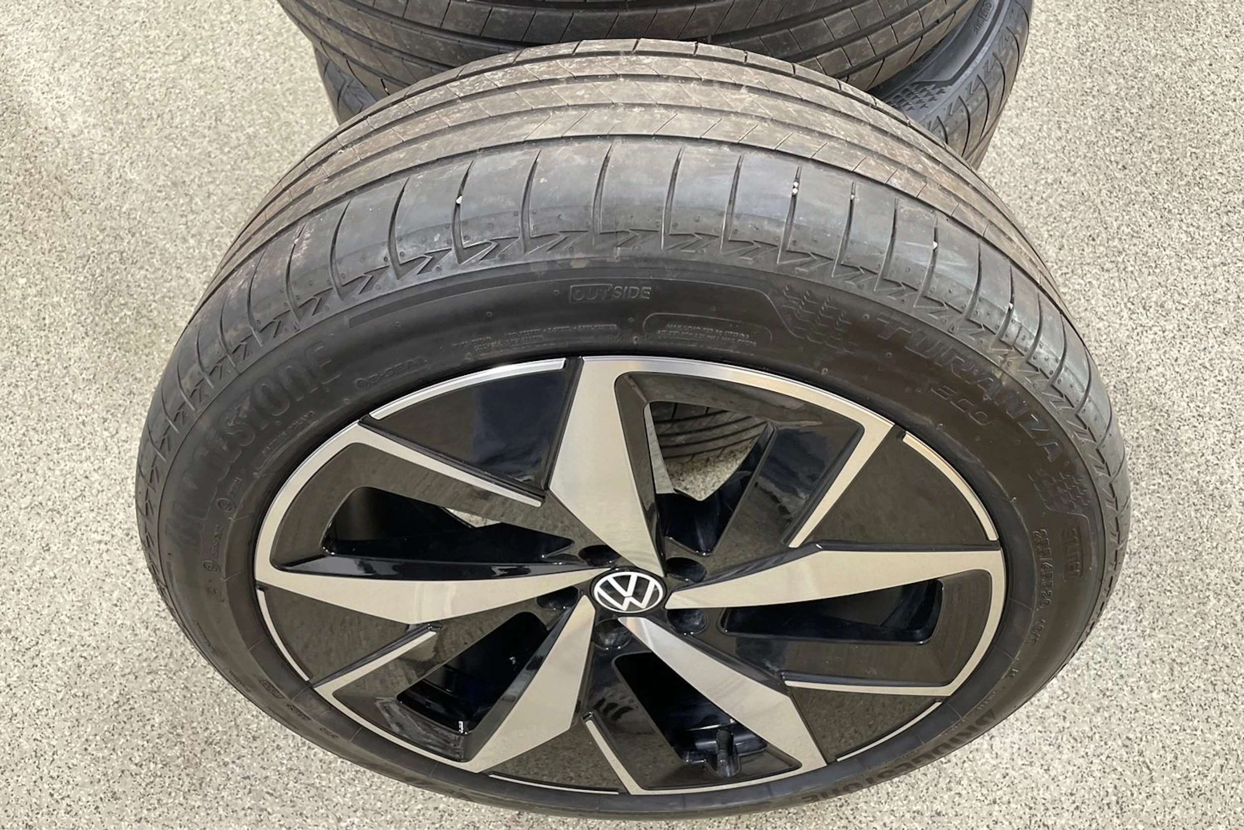 Harmaa Volkswagen ID.4 2023 kuva 10.