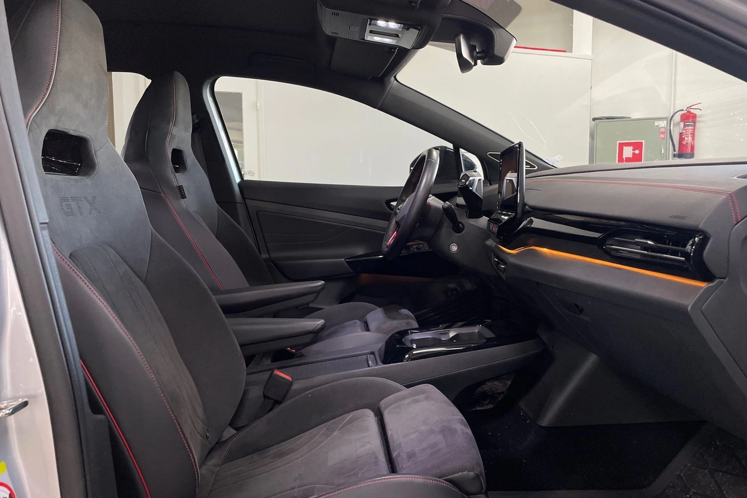 Harmaa Volkswagen ID.4 2023 kuva 11.