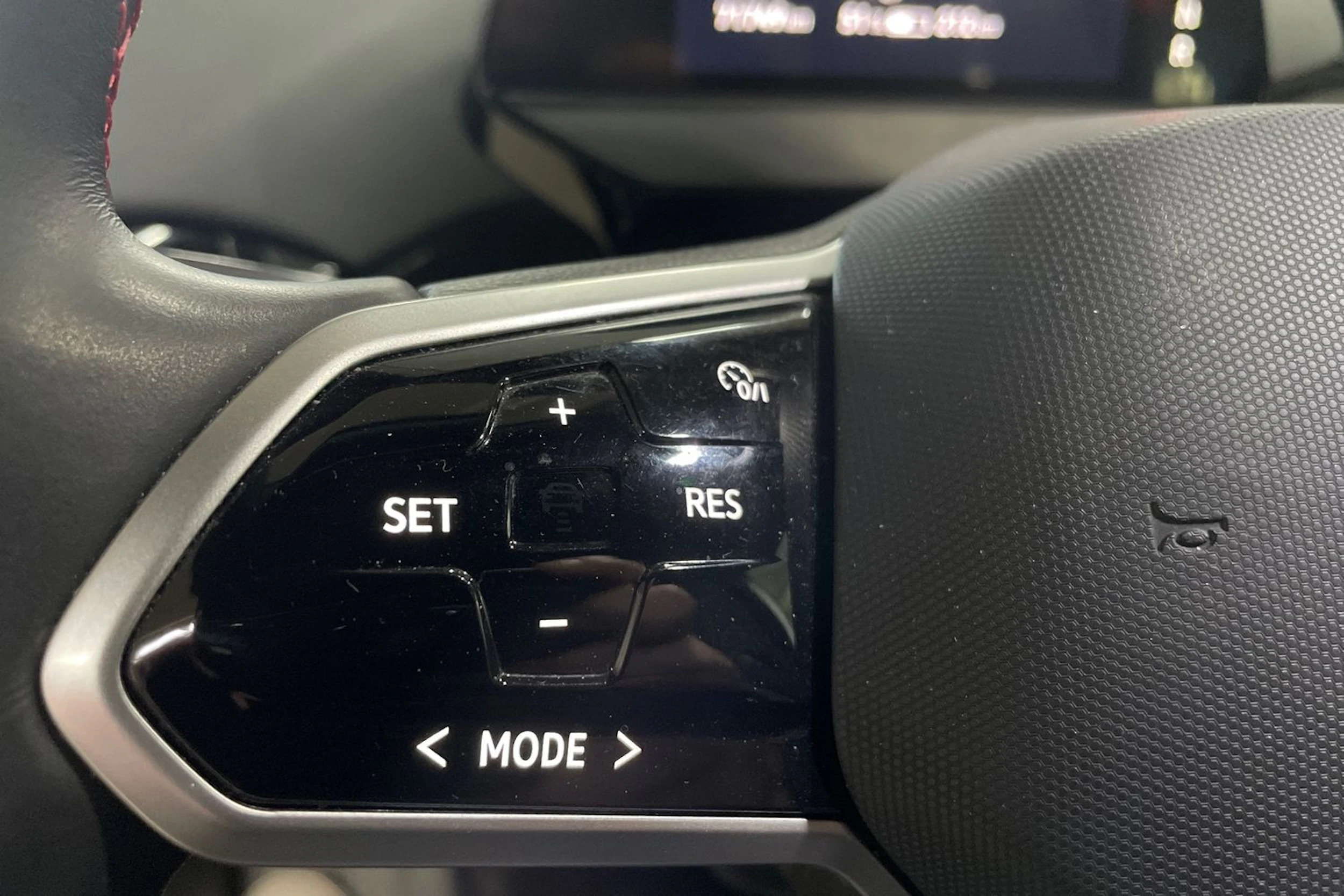 Harmaa Volkswagen ID.4 2023 kuva 18.