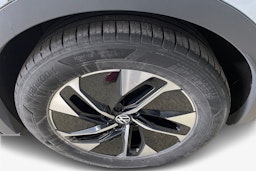 Harmaa Volkswagen ID.4 2023 kuva 11.