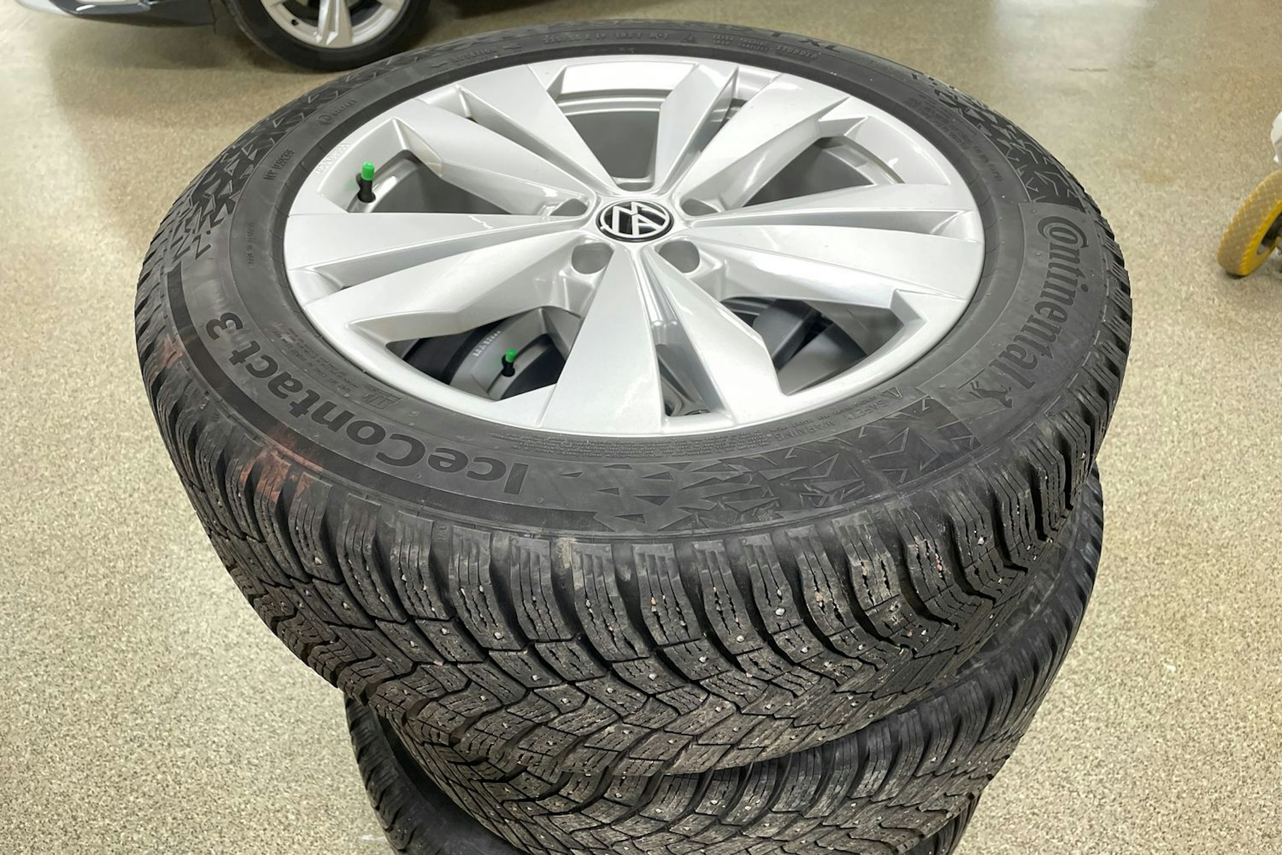Harmaa Volkswagen ID.4 2023 kuva 13.