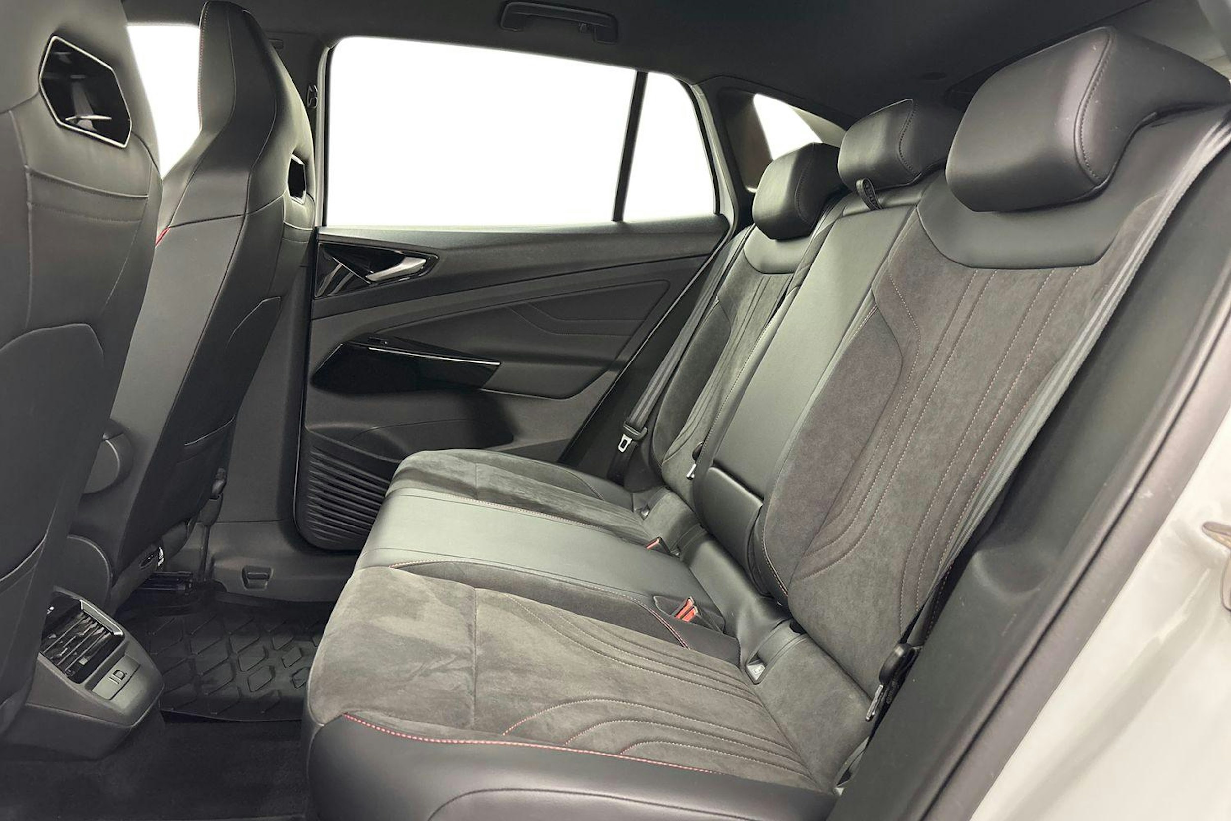 Valkoinen Volkswagen ID.4 2023 kuva 8.