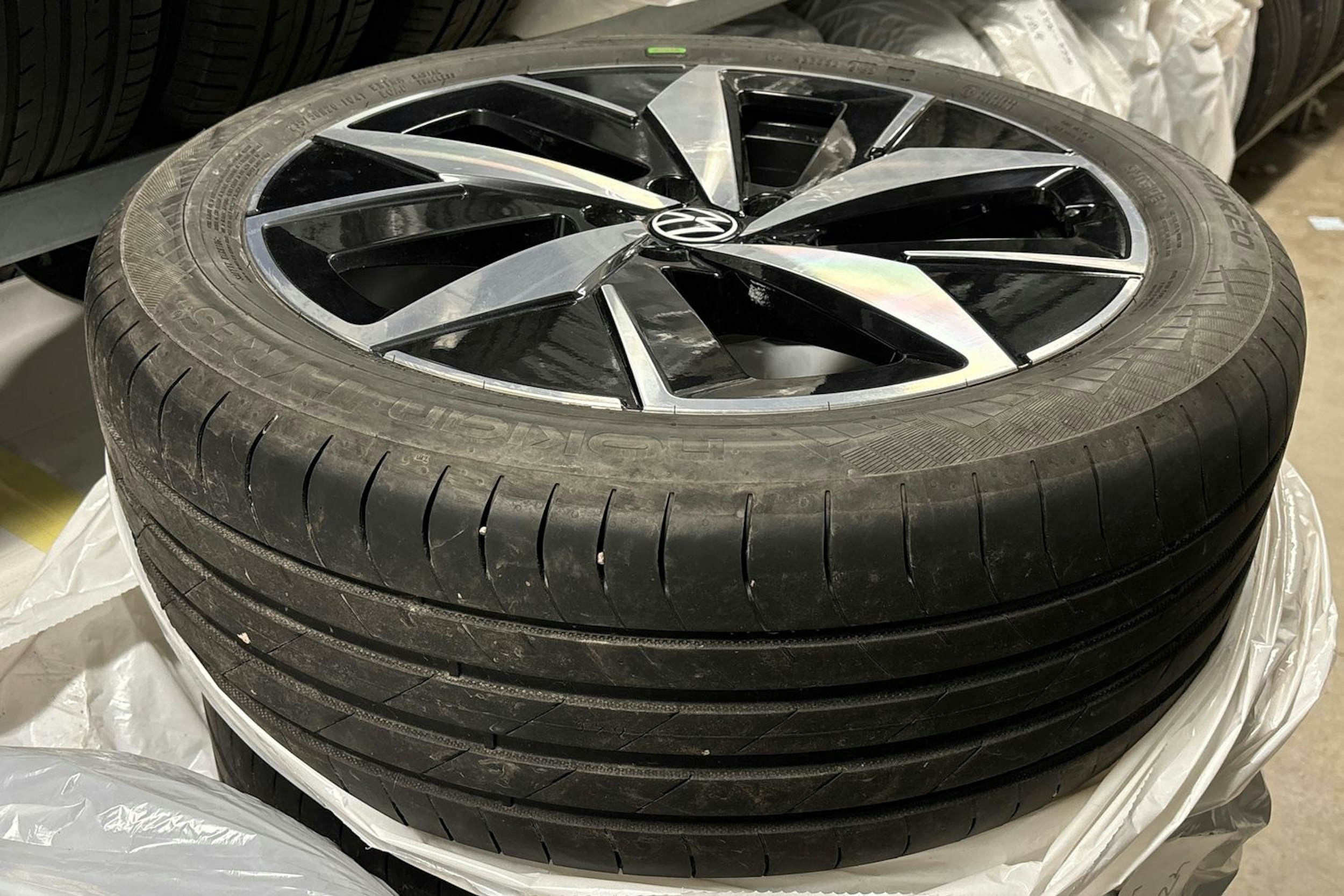 Valkoinen Volkswagen ID.4 2023 kuva 10.