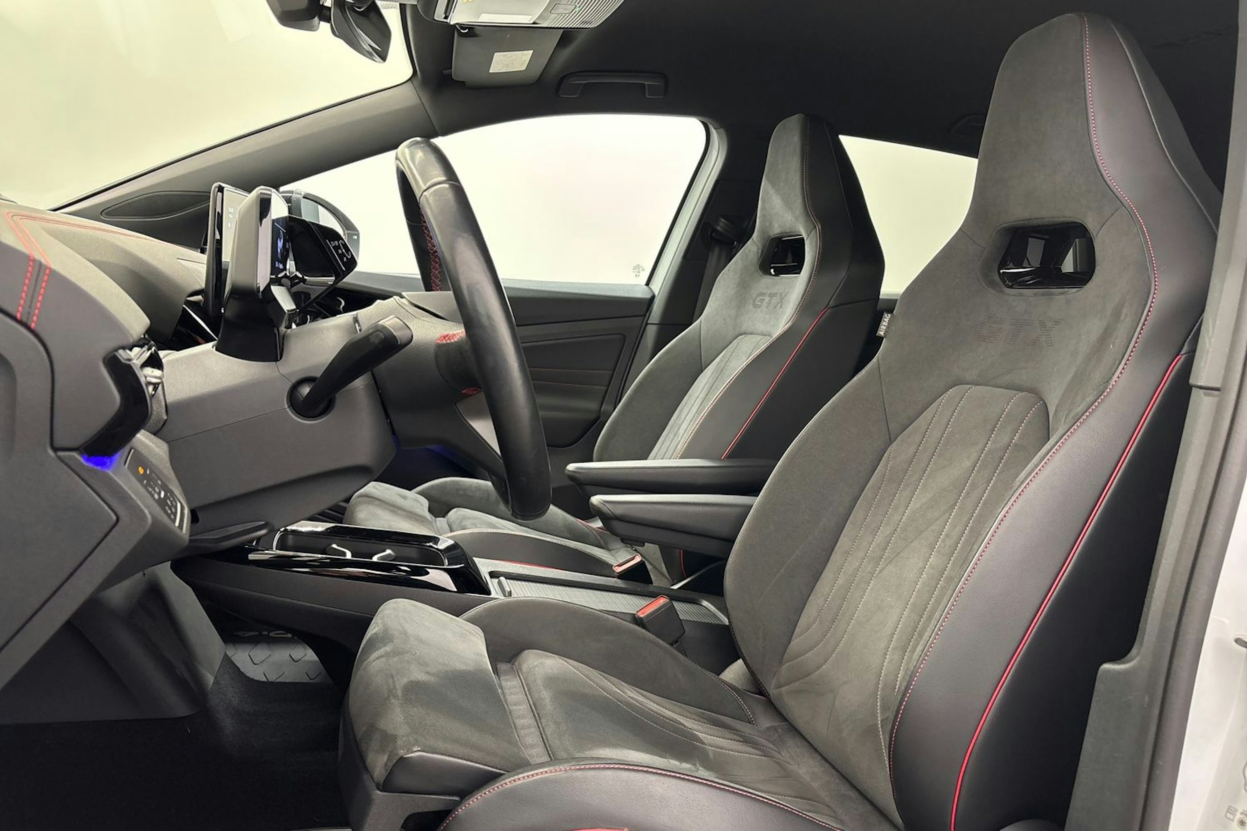 Valkoinen Volkswagen ID.4 2023 kuva 11.