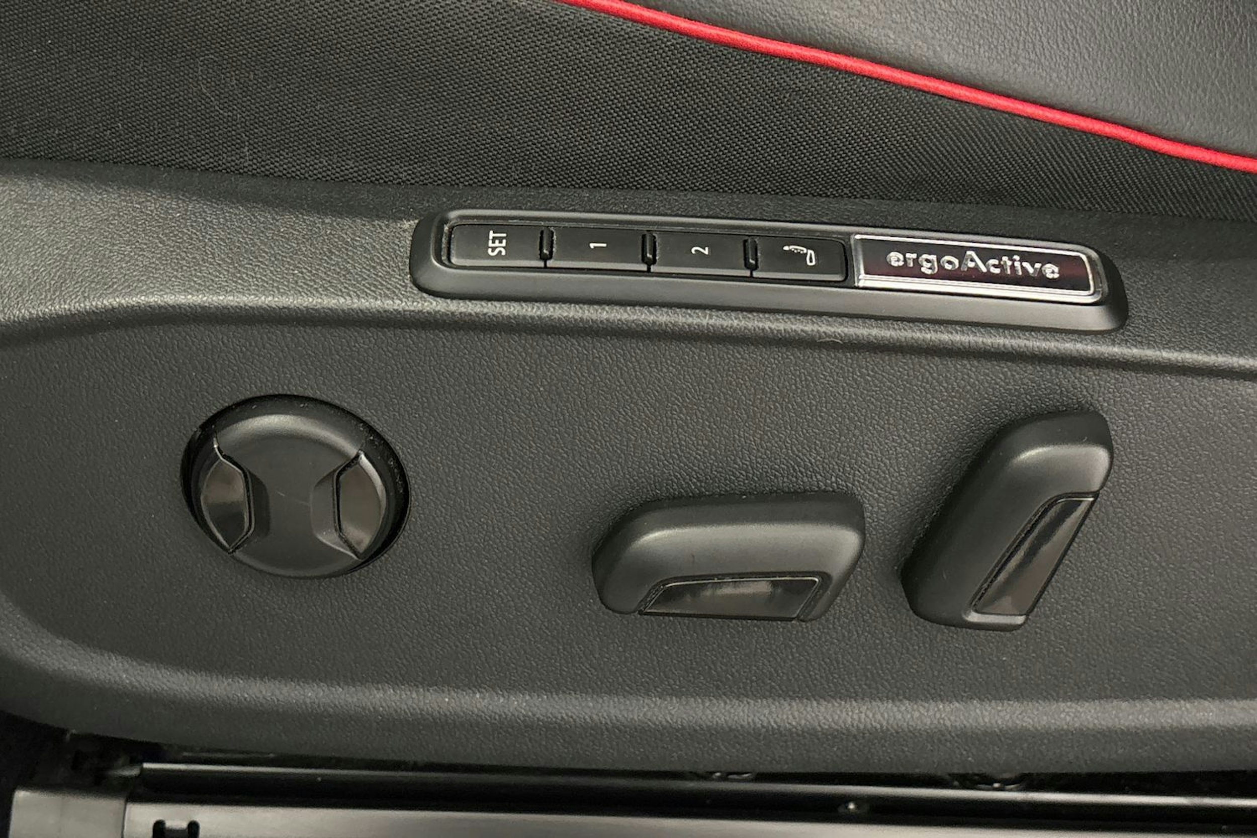 Valkoinen Volkswagen ID.4 2023 kuva 12.