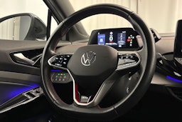 Valkoinen Volkswagen ID.4 2023 kuva 13.