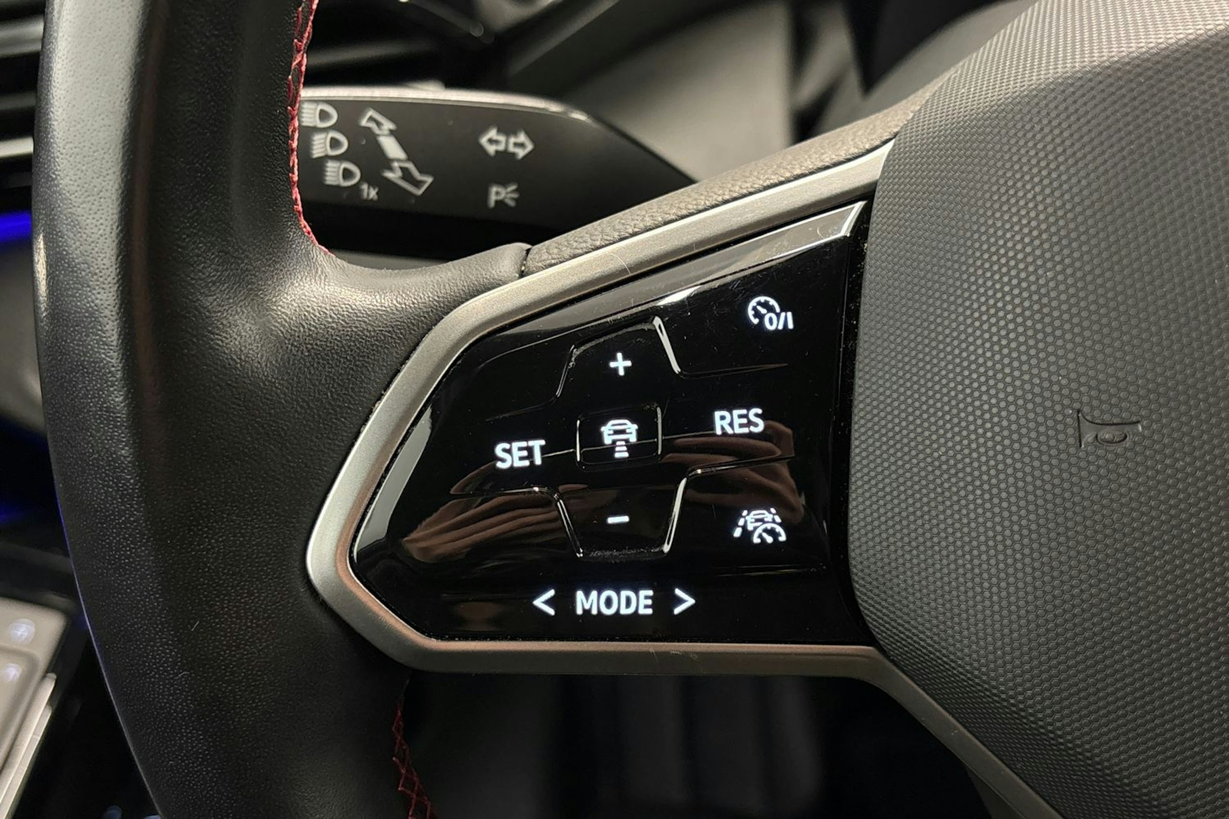 Valkoinen Volkswagen ID.4 2023 kuva 14.