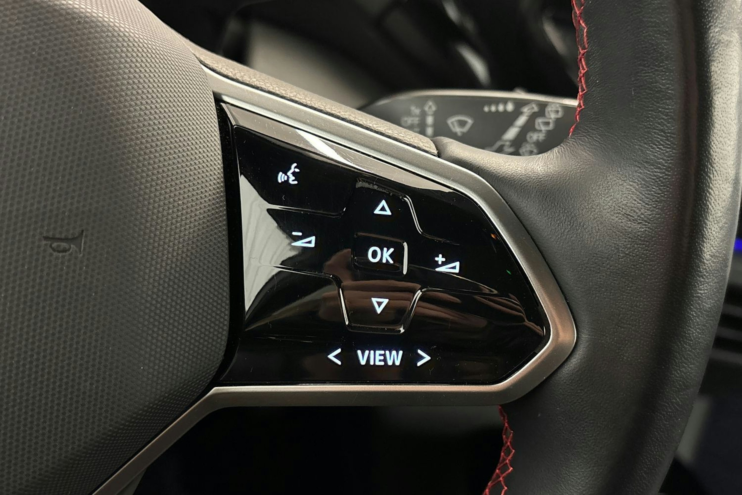 Valkoinen Volkswagen ID.4 2023 kuva 15.