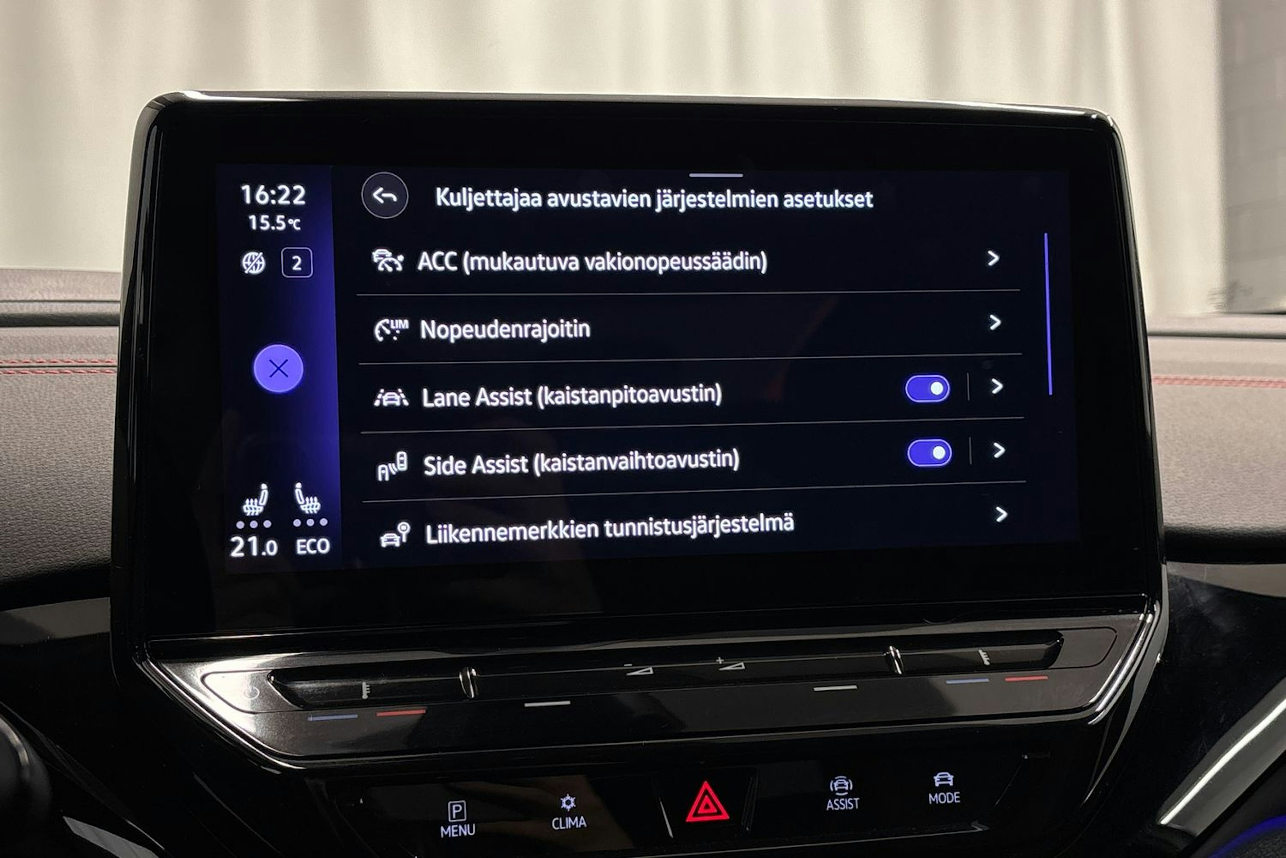 Valkoinen Volkswagen ID.4 2023 kuva 17.