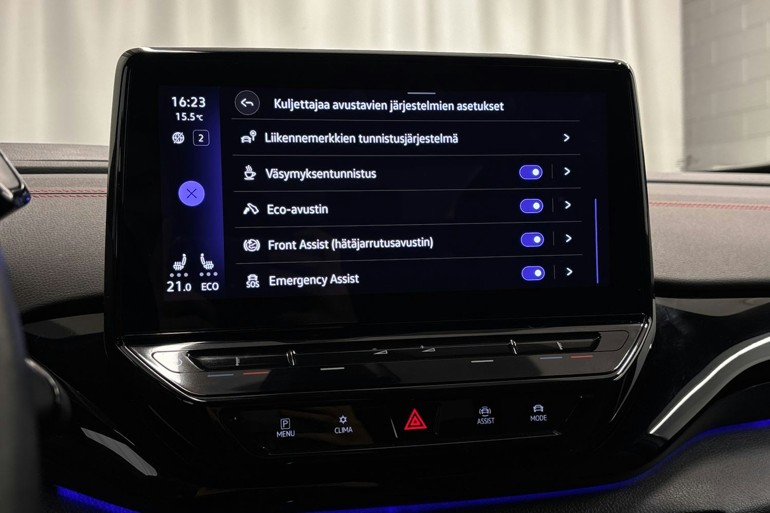 Valkoinen Volkswagen ID.4 2023 kuva 18.