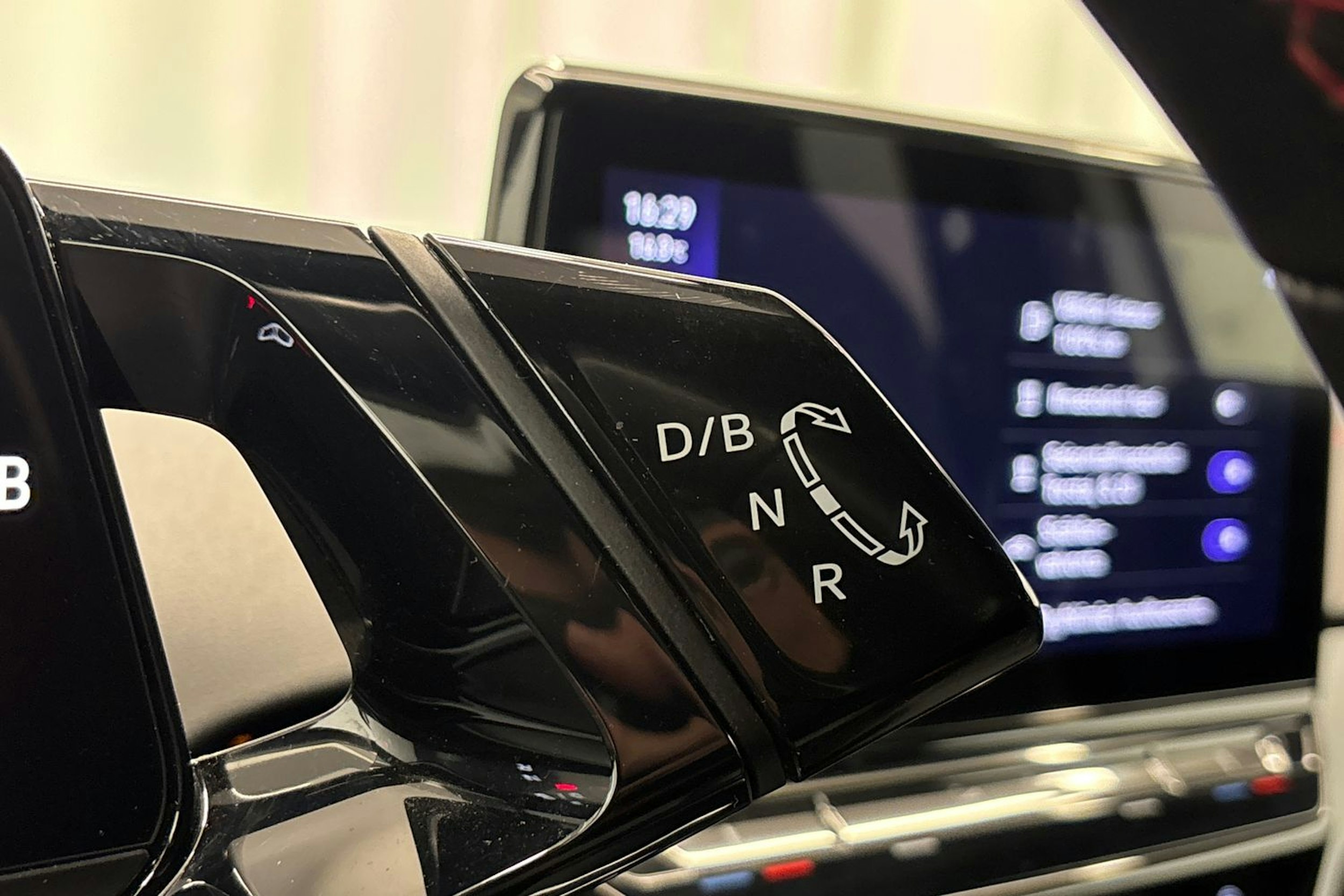 Valkoinen Volkswagen ID.4 2023 kuva 23.