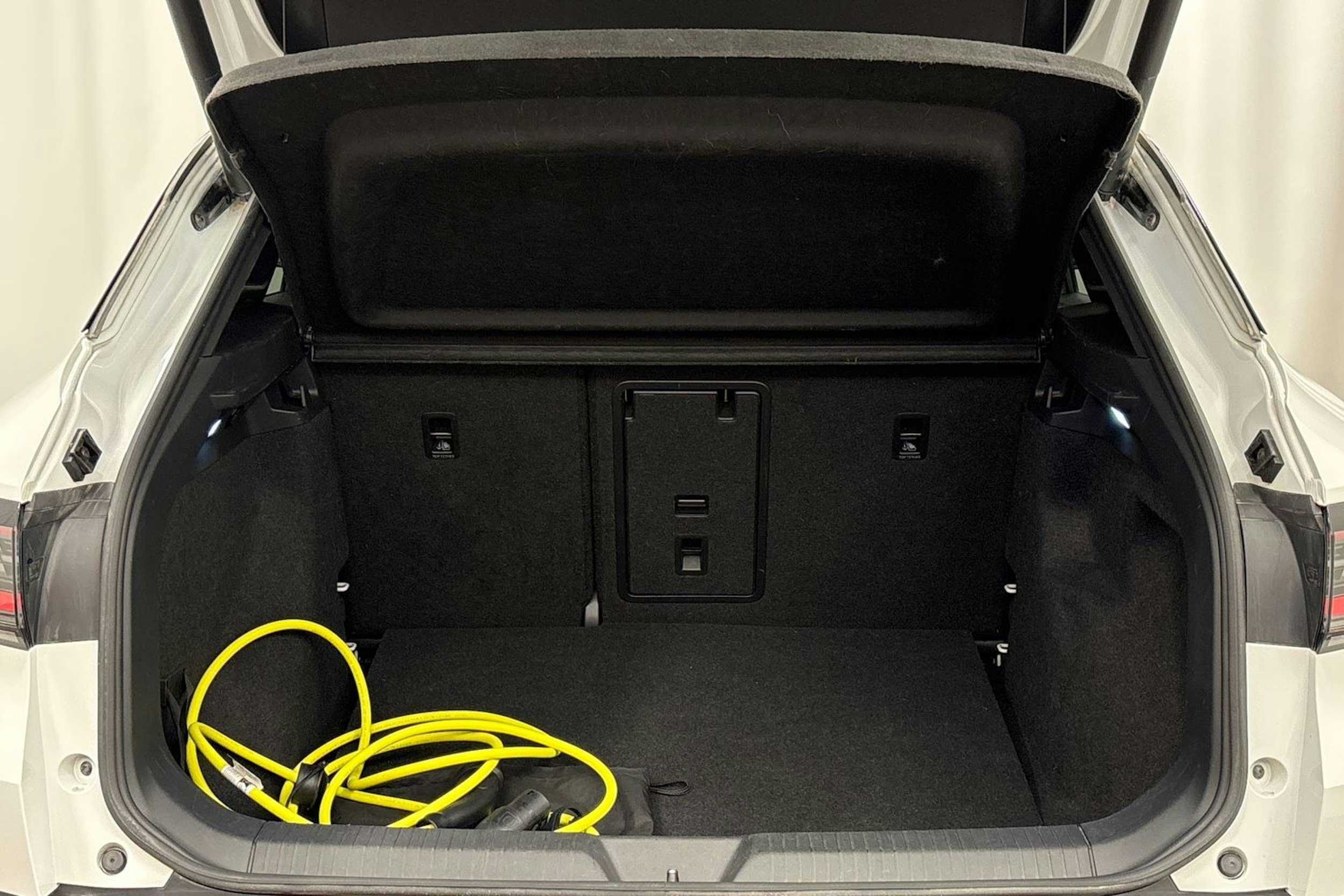 Valkoinen Volkswagen ID.4 2023 kuva 24.