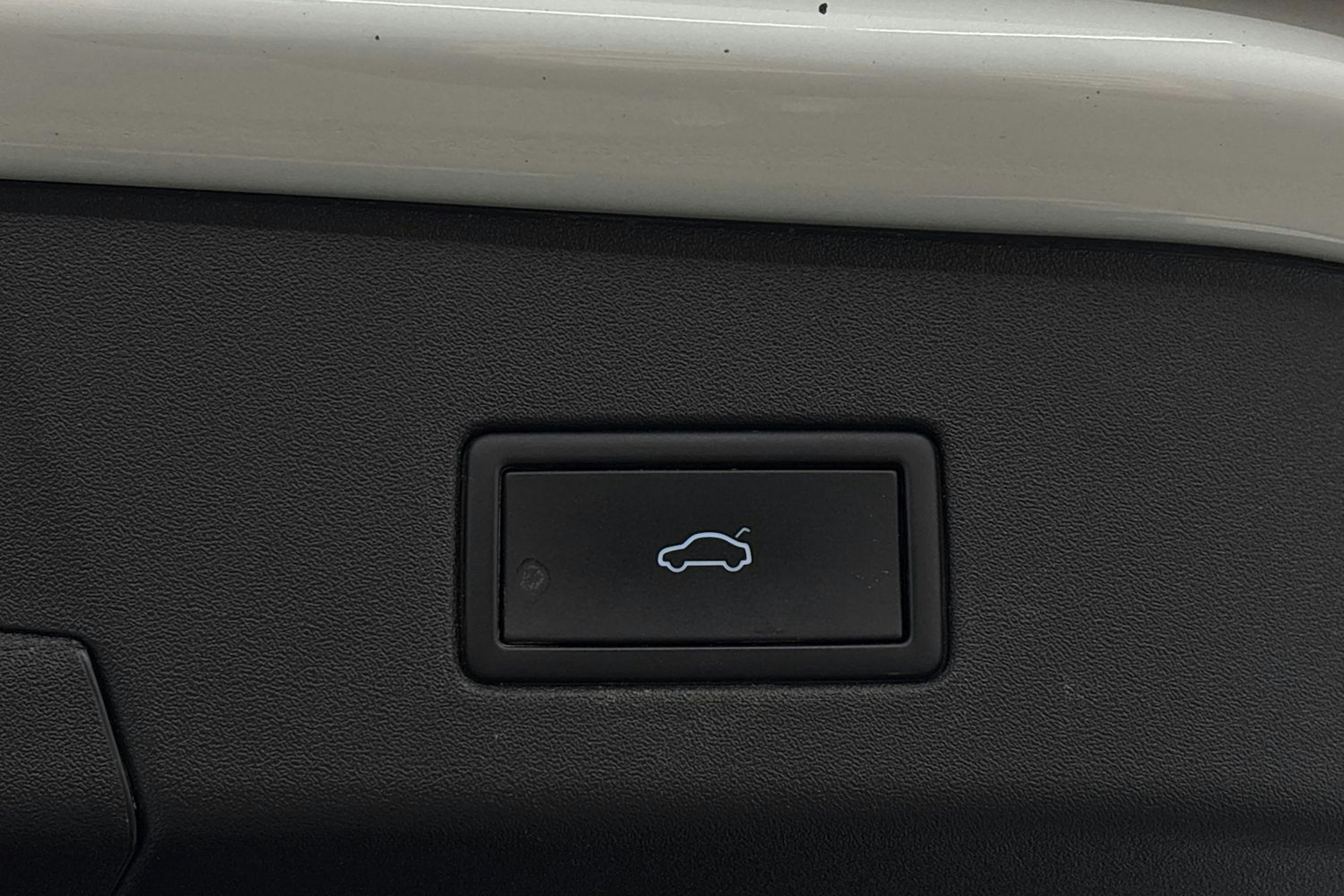 Valkoinen Volkswagen ID.4 2023 kuva 25.