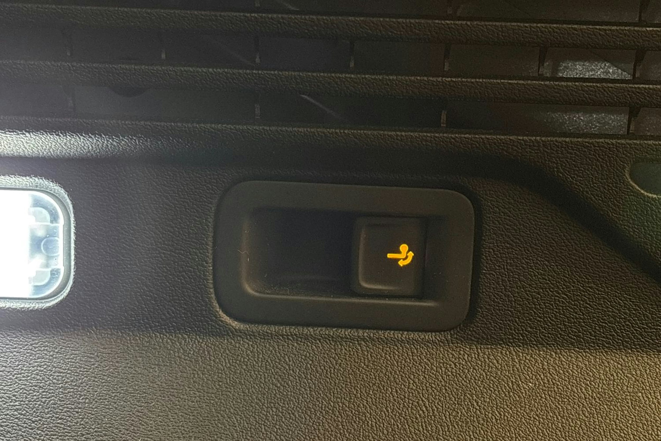 Valkoinen Volkswagen ID.4 2023 kuva 26.