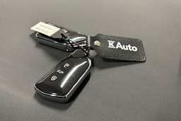 Valkoinen Volkswagen ID.4 2023 kuva 27.