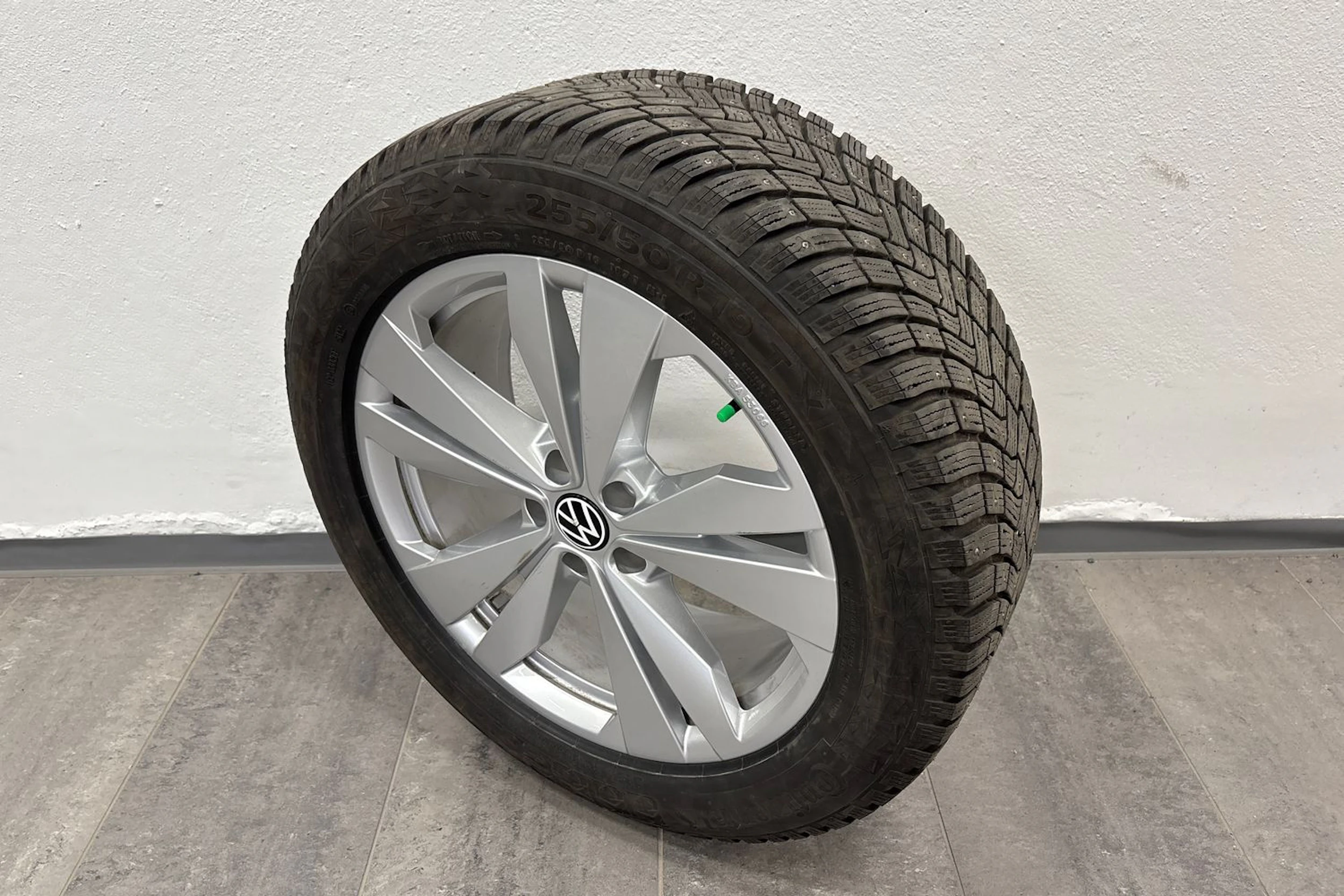 harmaa Volkswagen ID.4 2023 kuva 13.