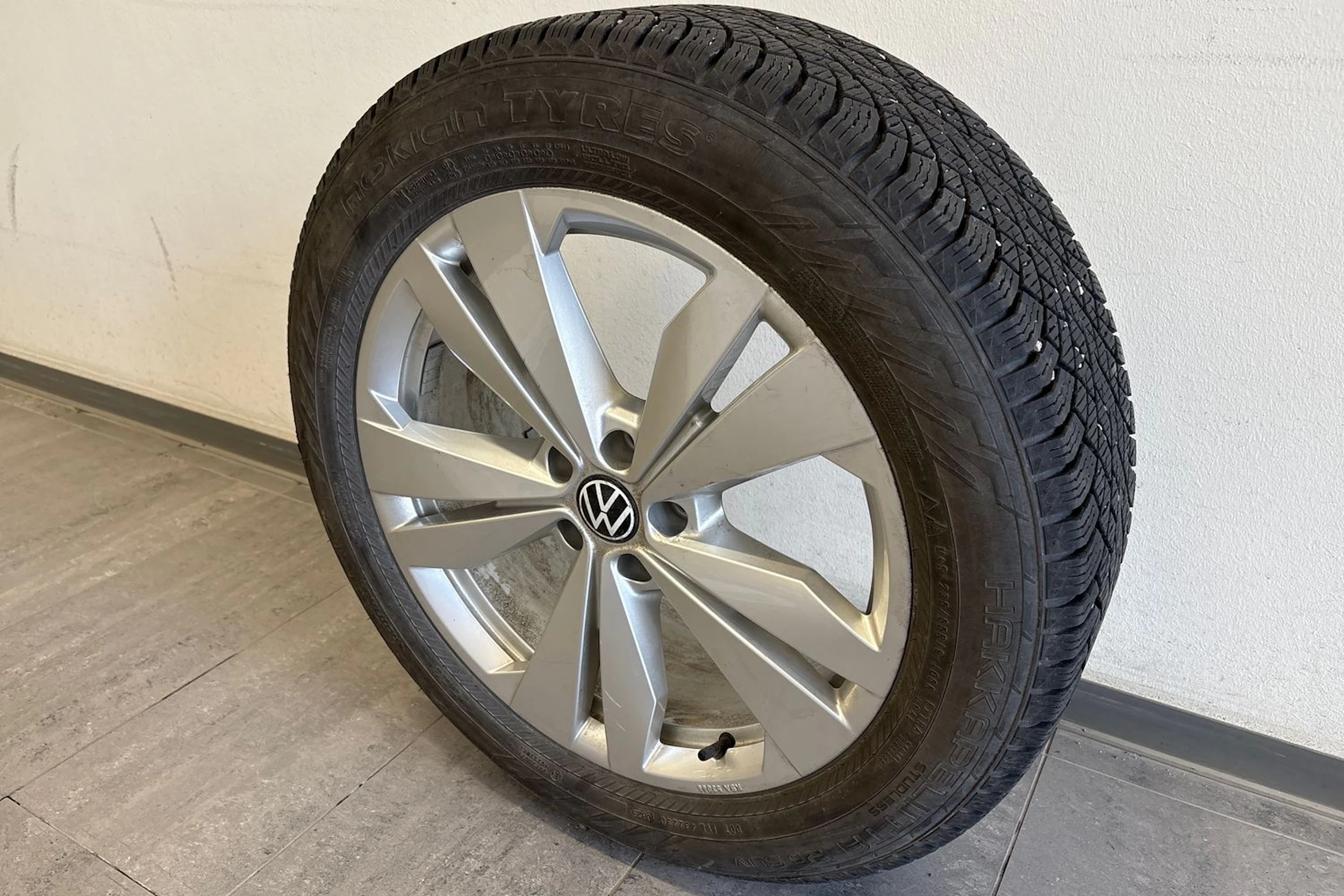 harmaa Volkswagen ID.4 2023 kuva 10.