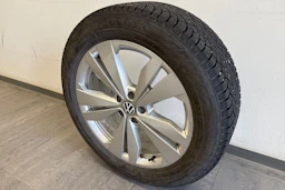 harmaa Volkswagen ID.4 2023 kuva 10.
