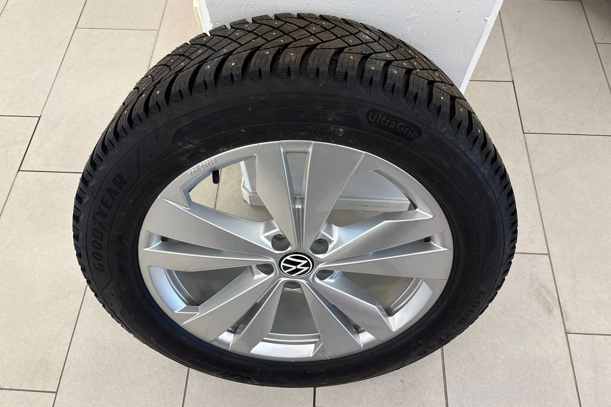valkoinen Volkswagen ID.4 2023 kuva 10.